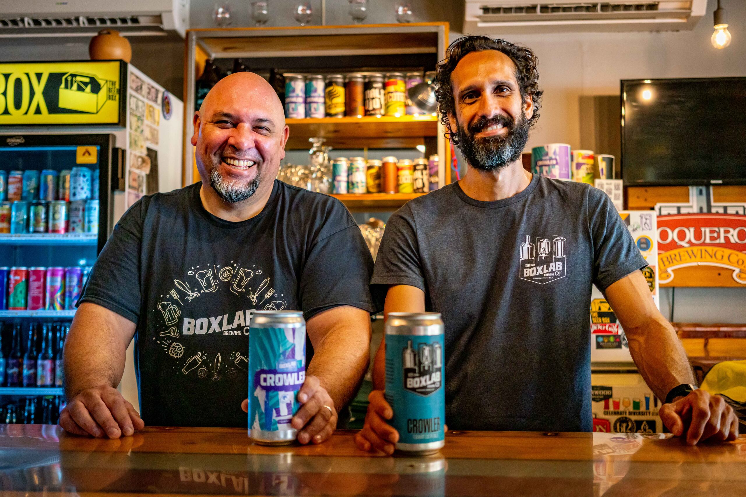 Jorge Castro y René Pérez, propietarios de Box Lab, cervecería artesanal en Aguadilla.