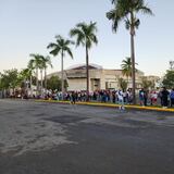 Comienzan a hacer fila para la entrega de regalos de la Fundación Good Bunny