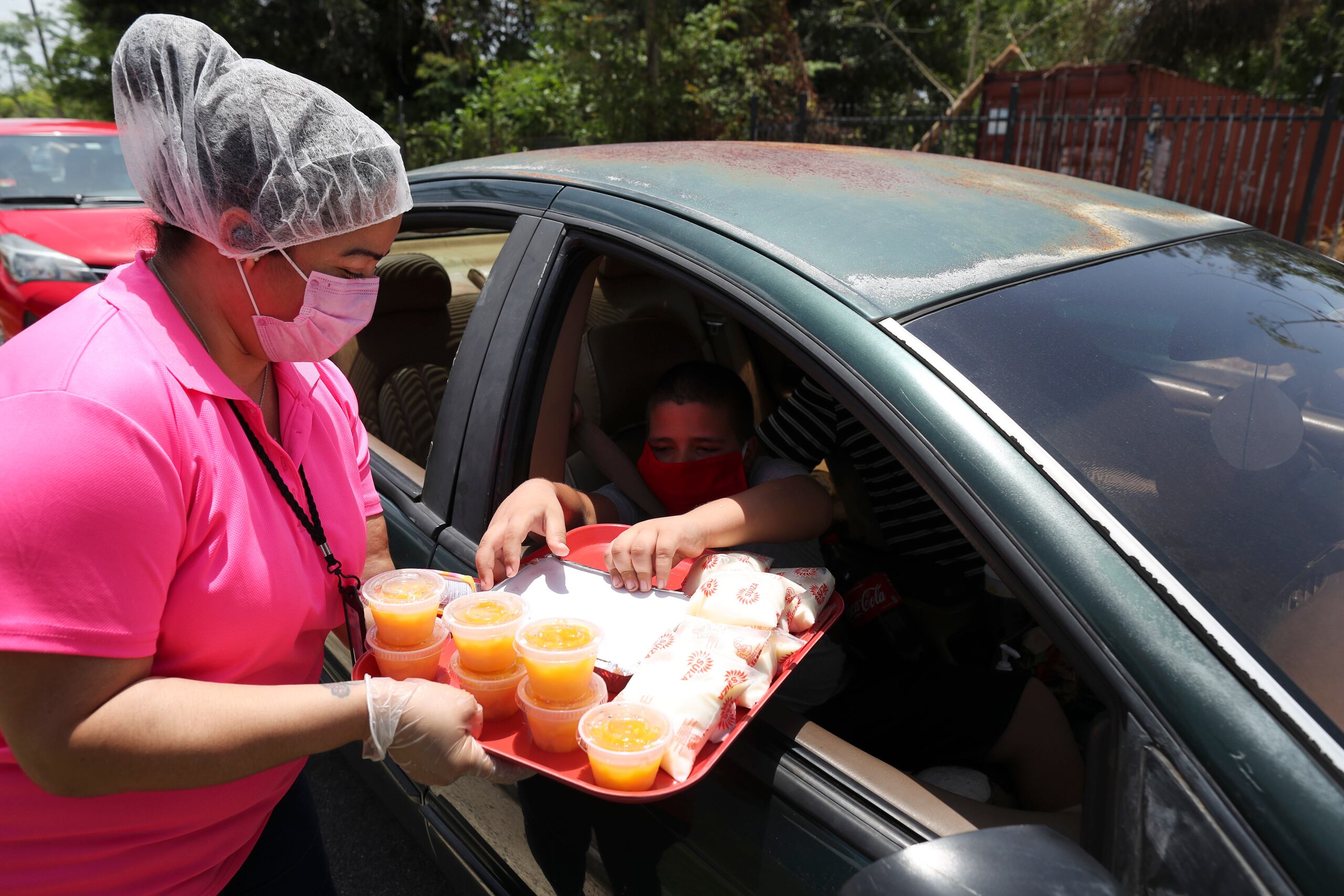 Diariamente, sobre 50 mil menores reciben una ración de alimentos confeccionado por empleados de comedores escolares y seleccionado de un menú balanceado preparado por nutricionistas del DE.