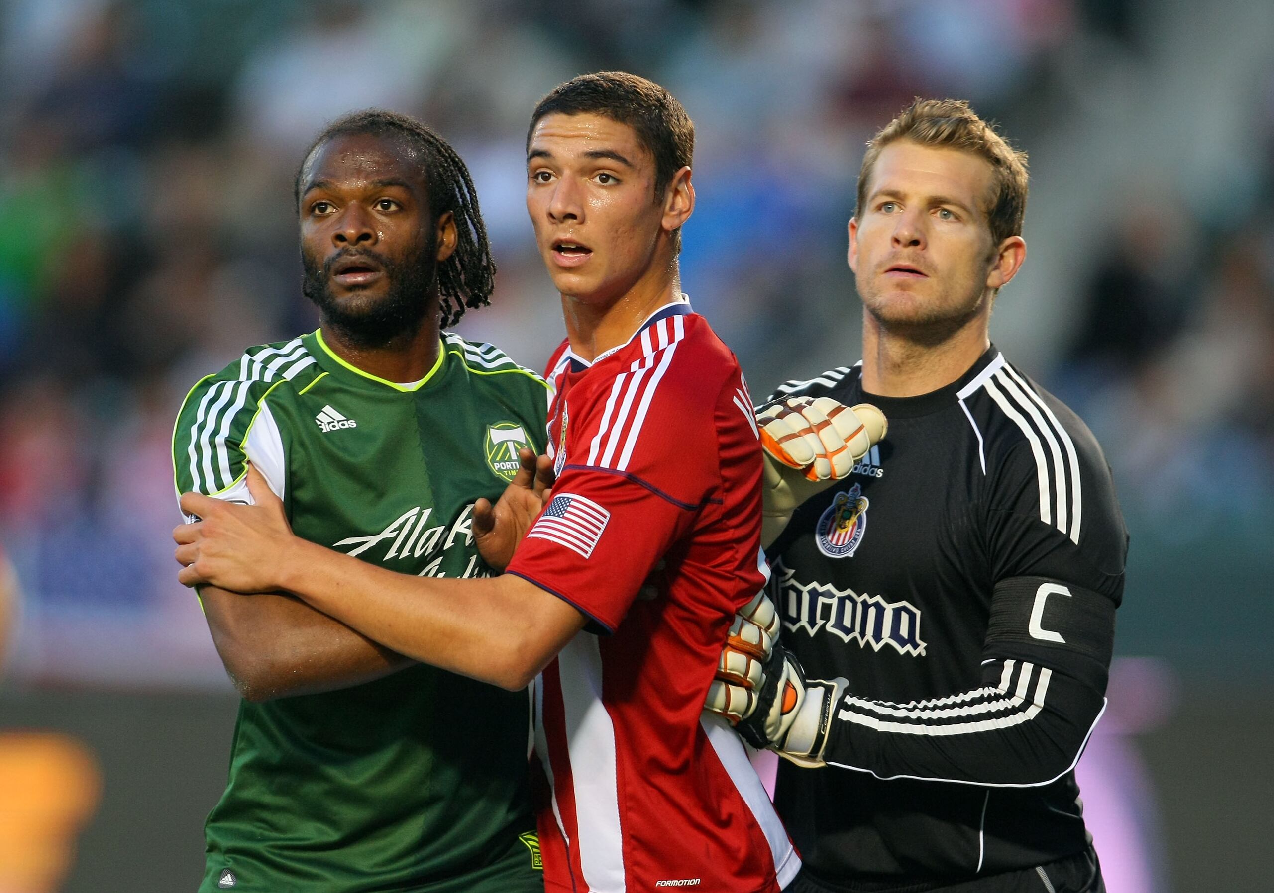 Zarek Valentin, al centro, suma experiencia de parte de ocho temporadas en la MLS. Ha jugado para los clubes Chivas USA, Montreal Impact, Portland Timbers y el Houston Dynamo.