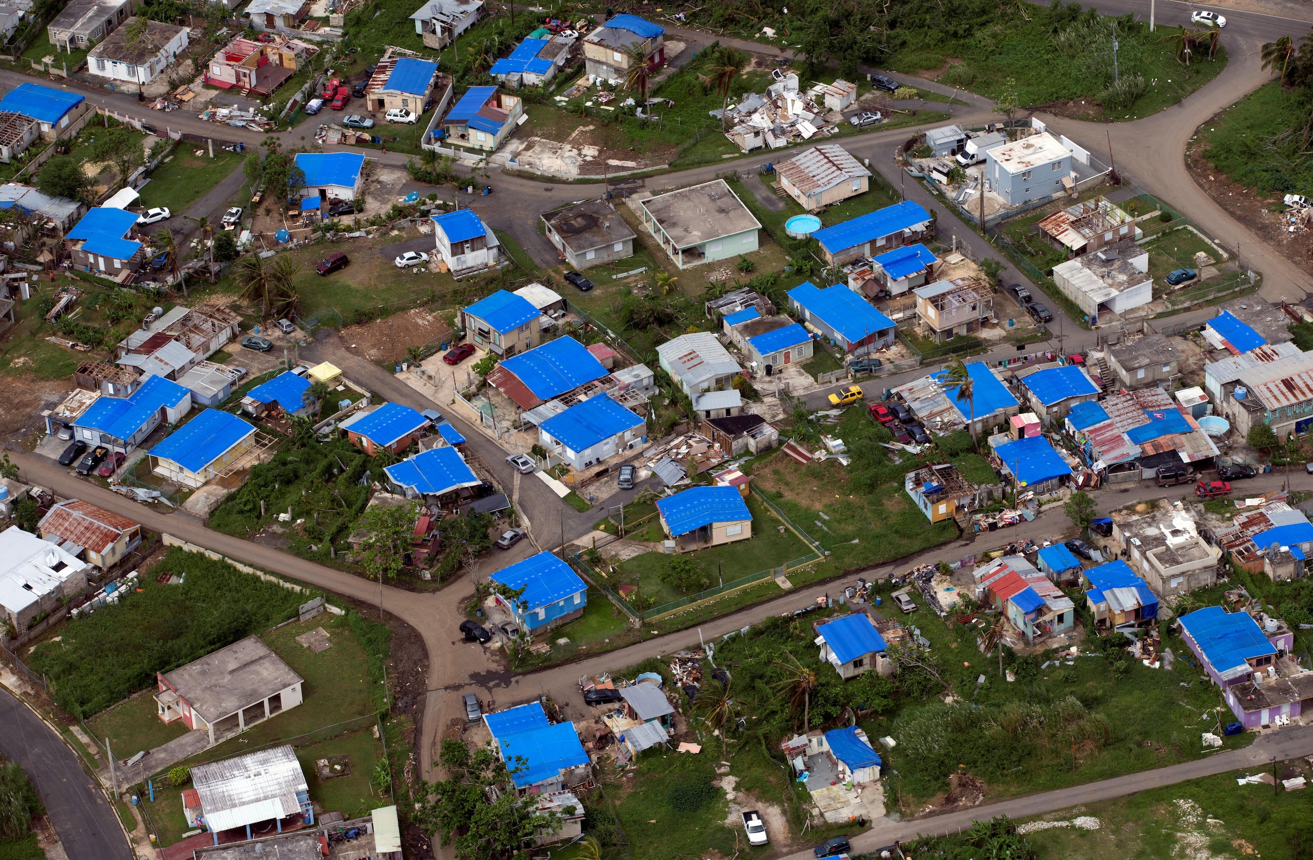 Vista aérea de una comunidad en Dorado en la que se observan los toldos azules de FEMA en los techos de las residencias.(Archivo/GFR Media)