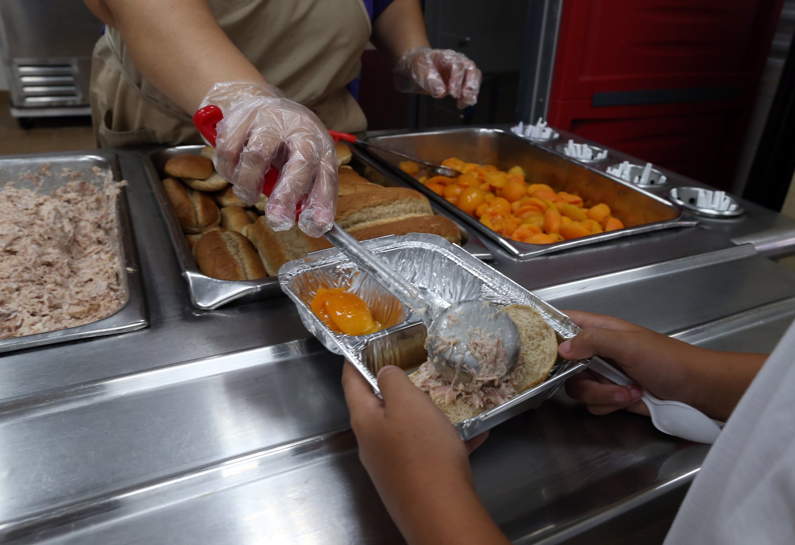 Los trabajadores de los comedores escolares aseguran que el mejor ingrediente con el que cocinan es la dedicación que ponen en cada menú.