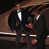 Chris Rock le contesta fuerte a Will Smith un año después del bofetón en los Oscar