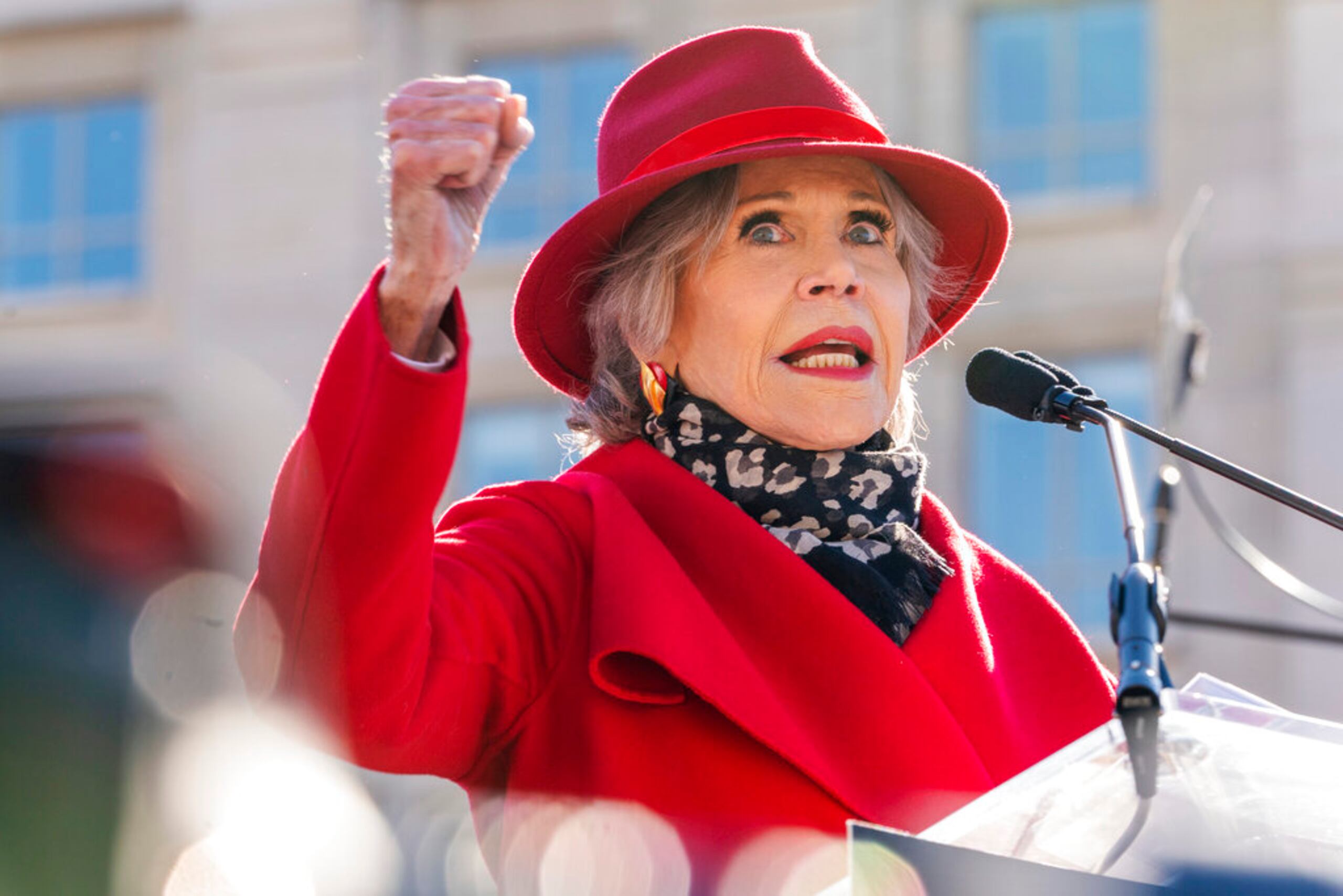 Pese a su estado de salud, Jane Fonda ha seguido con su labor de activista e incluso asistió a la primera manifestación presencial de Fire Drill Fridays el pasado 2 de diciembre.