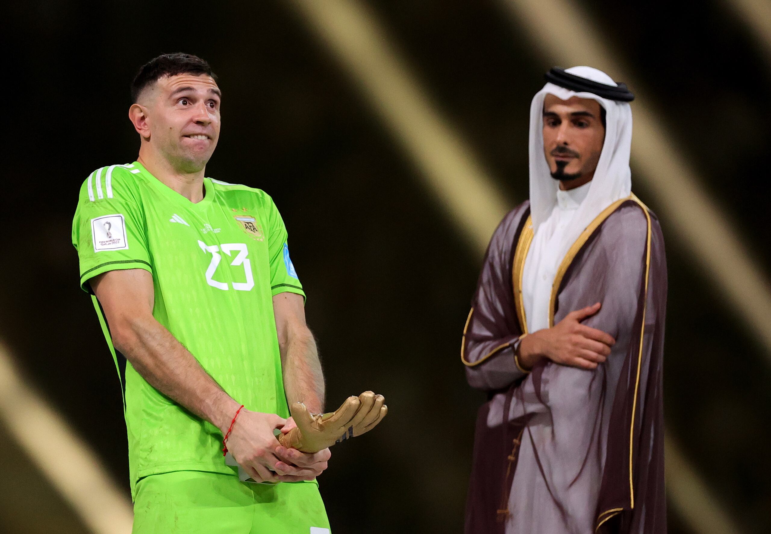 Lusail (Qatar), 18/12/2022.- Argentina's goalkeeper Emiliano Martinez (L) poses after receiving the Golden Glove award as best goalkeeper of the tournament after the FIFA World Cup 2022 Final between Argentina and France at Lusail stadium, Lusail, Qatar, 18 December 2022. (Mundial de Fútbol, Francia, Estados Unidos, Catar) EFE/EPA/Friedemann Vogel
