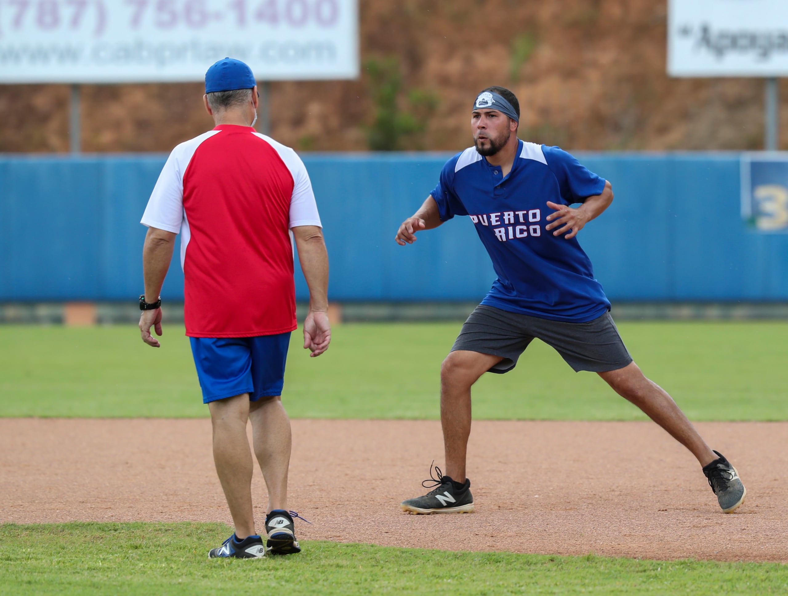 El jardinero camuyano Noel Cuevas realiza una rutina de ejercicios durante la práctica del Equipo Nacional de béisbol el martes en Guaynabo.