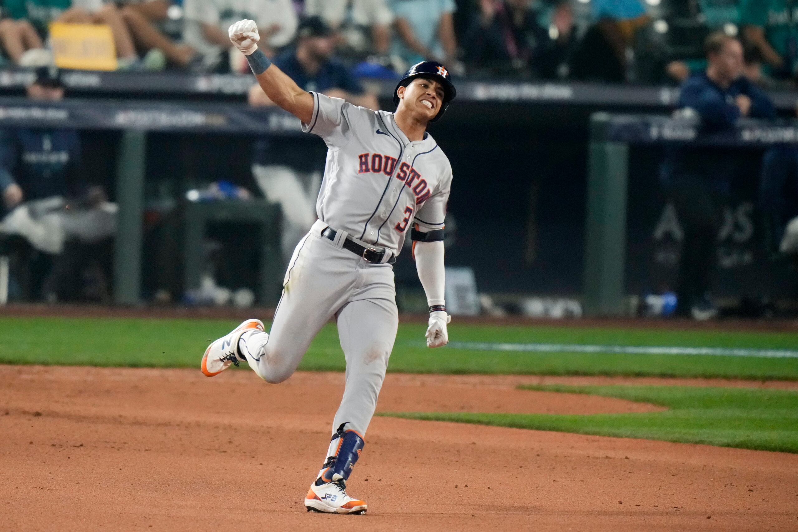 El dominicano Jeremy Peña, de los Astros de Houston, celebra su cuadrangular de la decimoctava entrada el sábado ante los Mariners. Su batazo fue la única anotación del partido y Houston ganó 1-0 a Seattle para avanzar a la Serie de Campeonato de la Liga Americana.