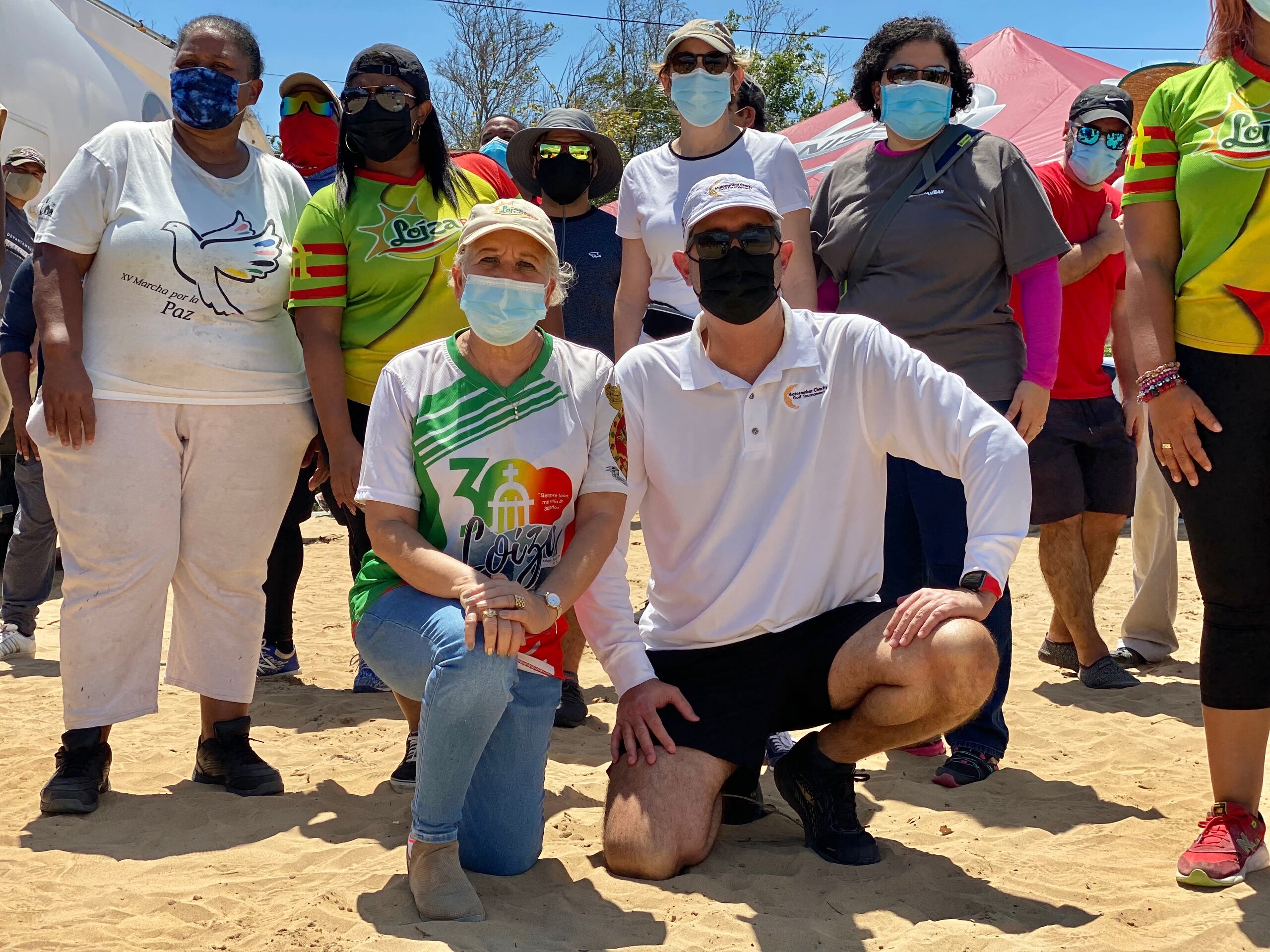 La alcaldesa Julia Nazario Fuentes y José Ordeix, de Motorambar, junto a parte del grupo de voluntarios que participaron en la limpieza de las playas La Pocita y Vacía Talega.