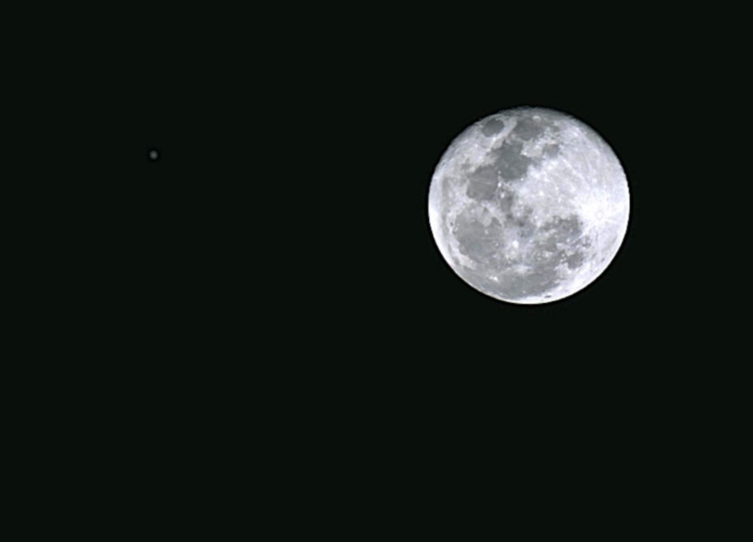 La conjunción de la Luna y el planeta Júpiter es bien visible hasta en las áreas de Puerto Rico donde hay mucha contaminación lumínica.