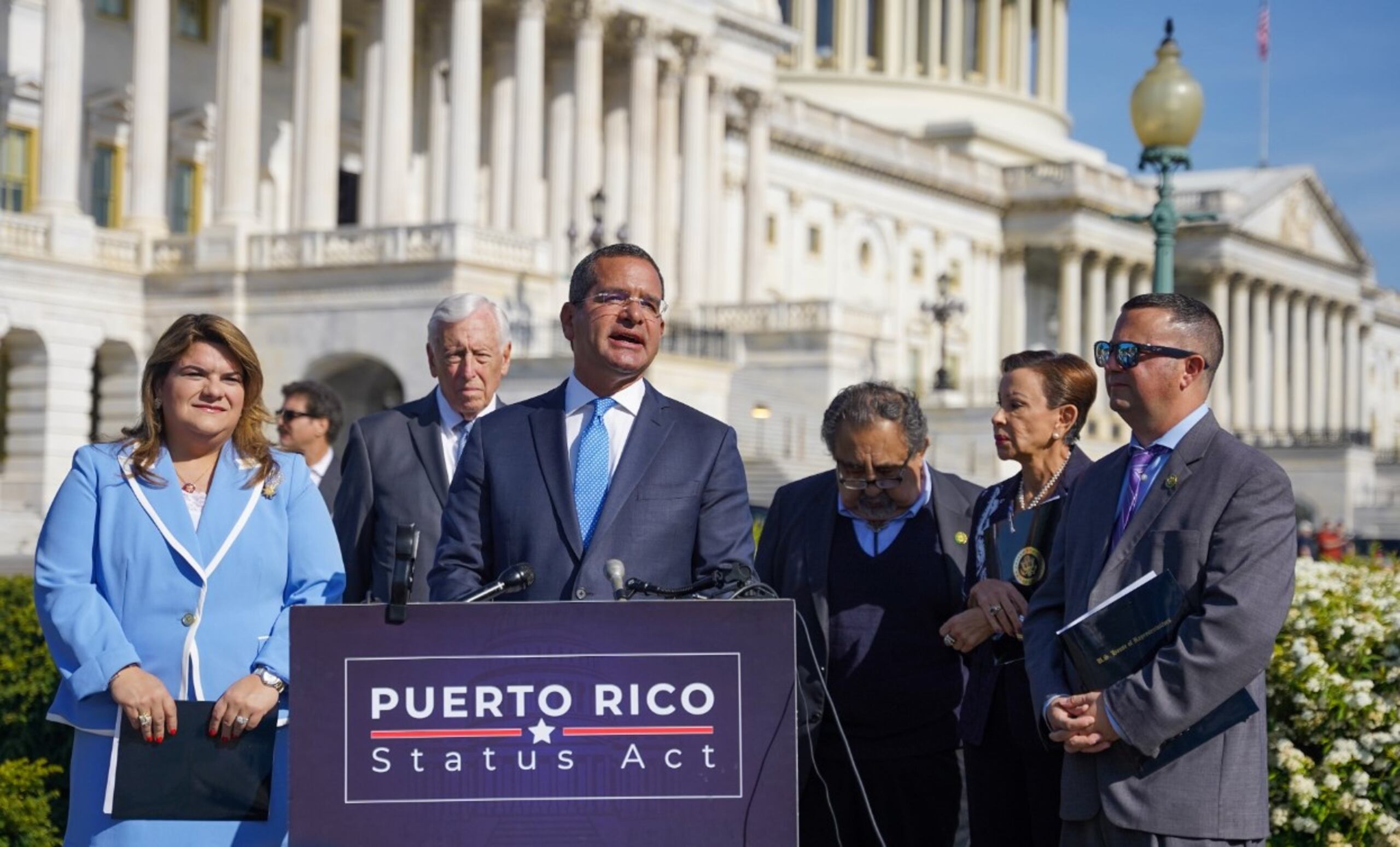 El gobernador Pedro Pierluisi, junto al expresidente del Comité de Recursos Naturales de la Cámara federal, Raúl M. Grijalva; la comisionada residente Jenniffer González Colón, así como los congresistas Nydia M. Velázquez, Darren Soto y Steny H. Hoyer, durante la presentación de la medida de status.