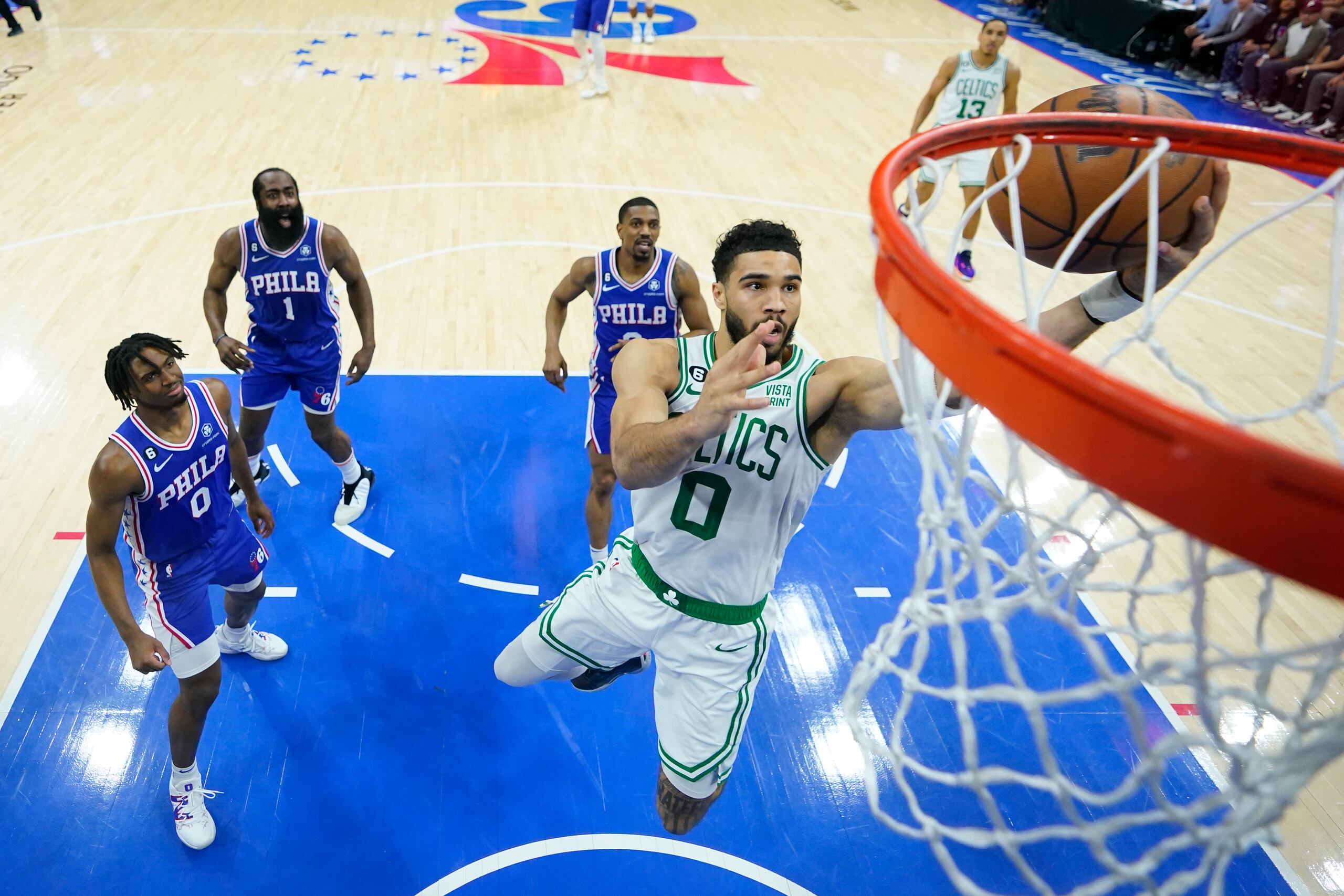 Jayson Tatum, de los Celtics de Boston, realiza un intento ante Tyrese Maxey, de los Sixers de Filadelfia.