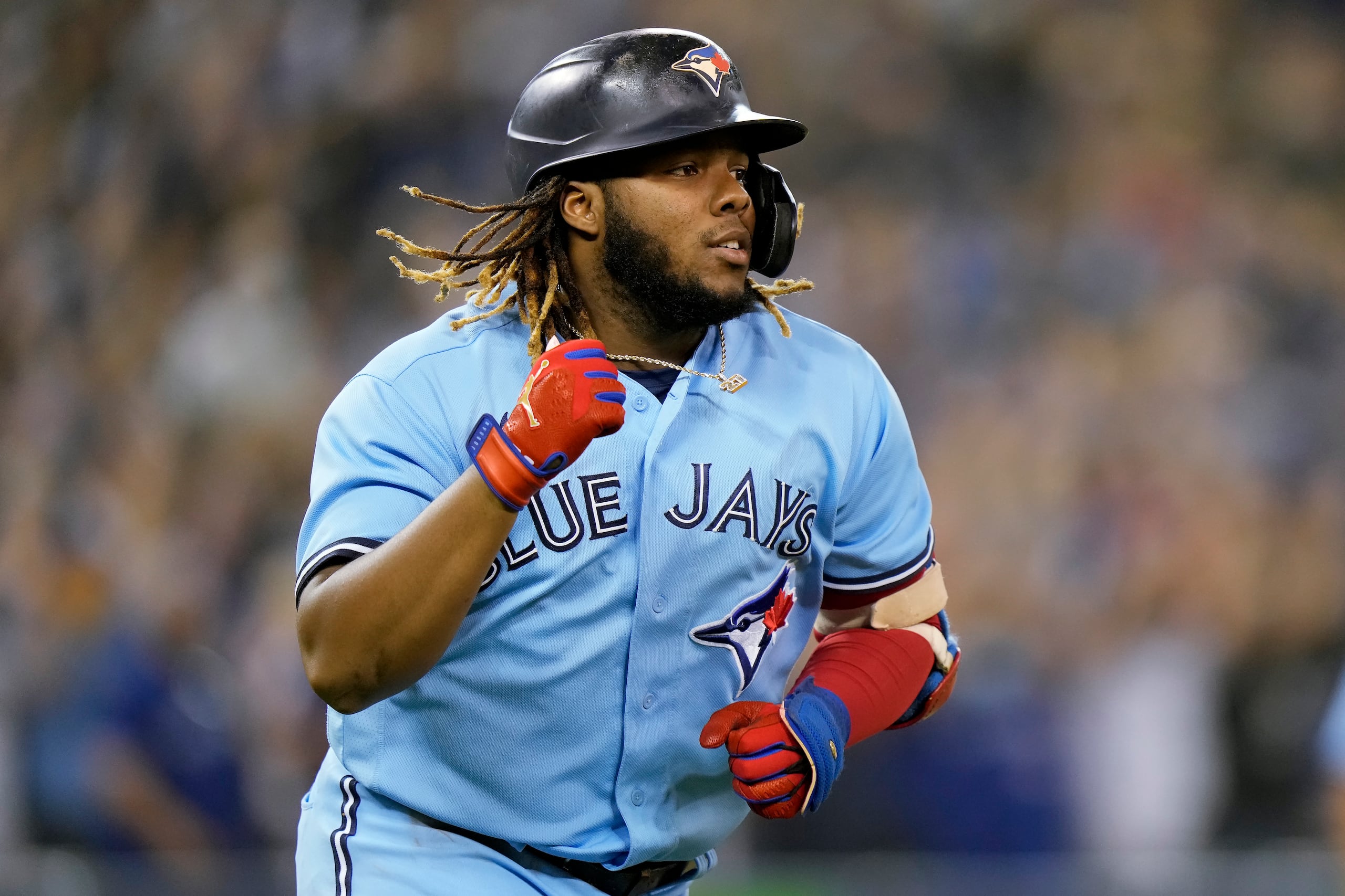 Vladimir Guerrero Jr. de los Azulejos de Toronto recorre las bases tras batear un jonrón ante los Orioles de Baltimore.