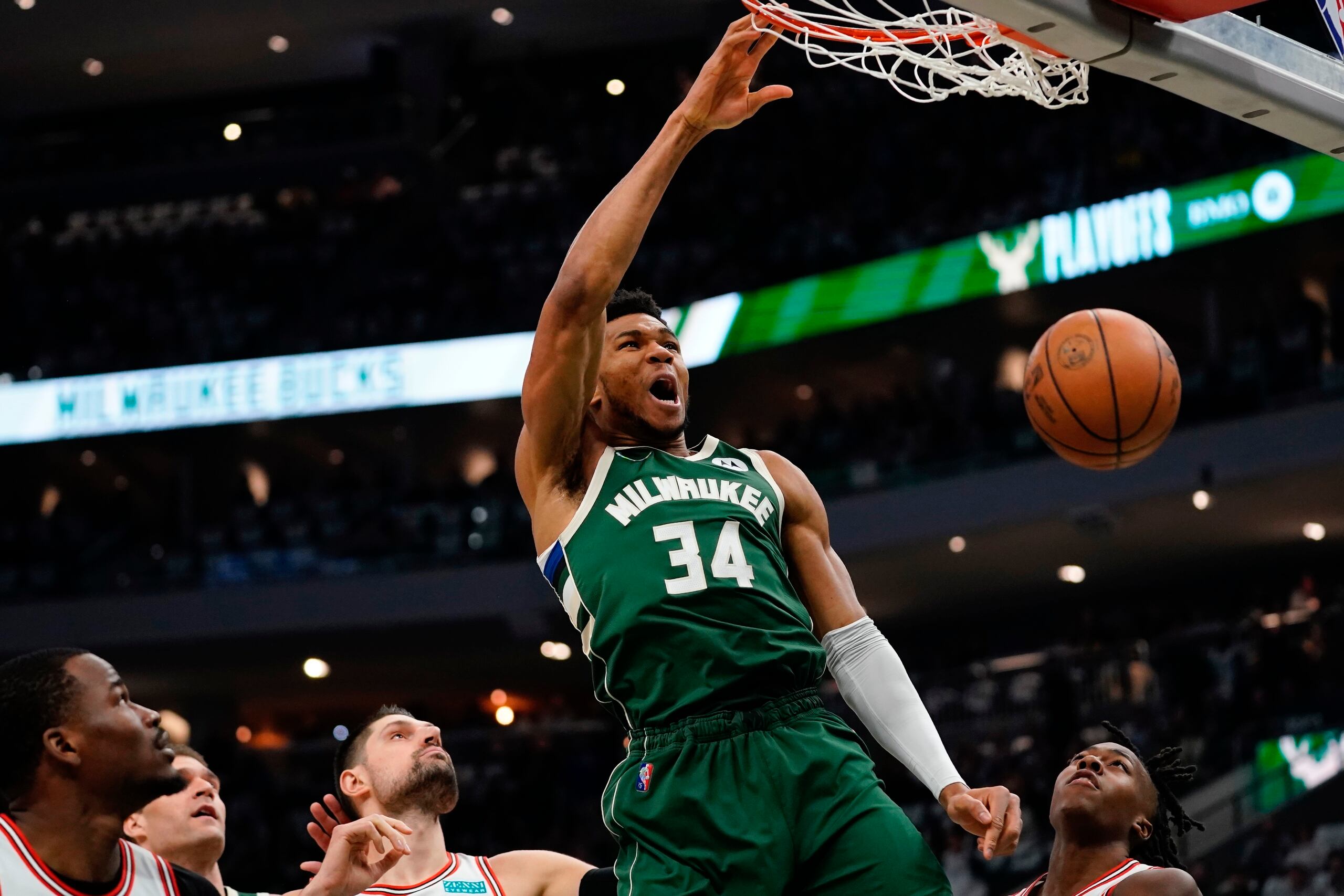 Giannis Antetokounmpo sumó 33 puntos con nueve rebotes y tres asistencias.