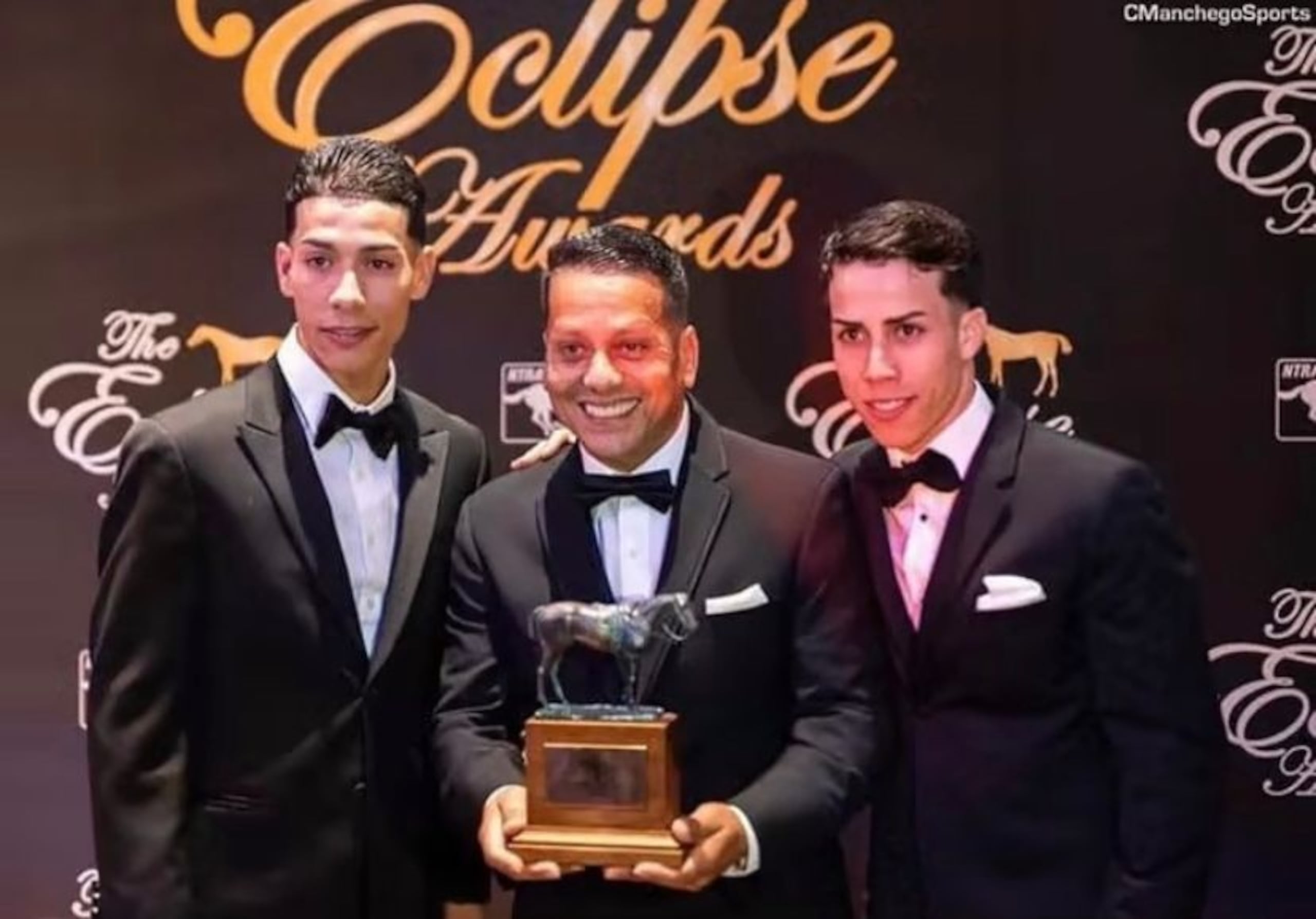 José Luis Ortiz e Irad Ortiz, hijo, flanquean a su padre que sostiene a uno de los cuatro premios Eclipse que sus hijos ganado de forma corrida desde el 2017.