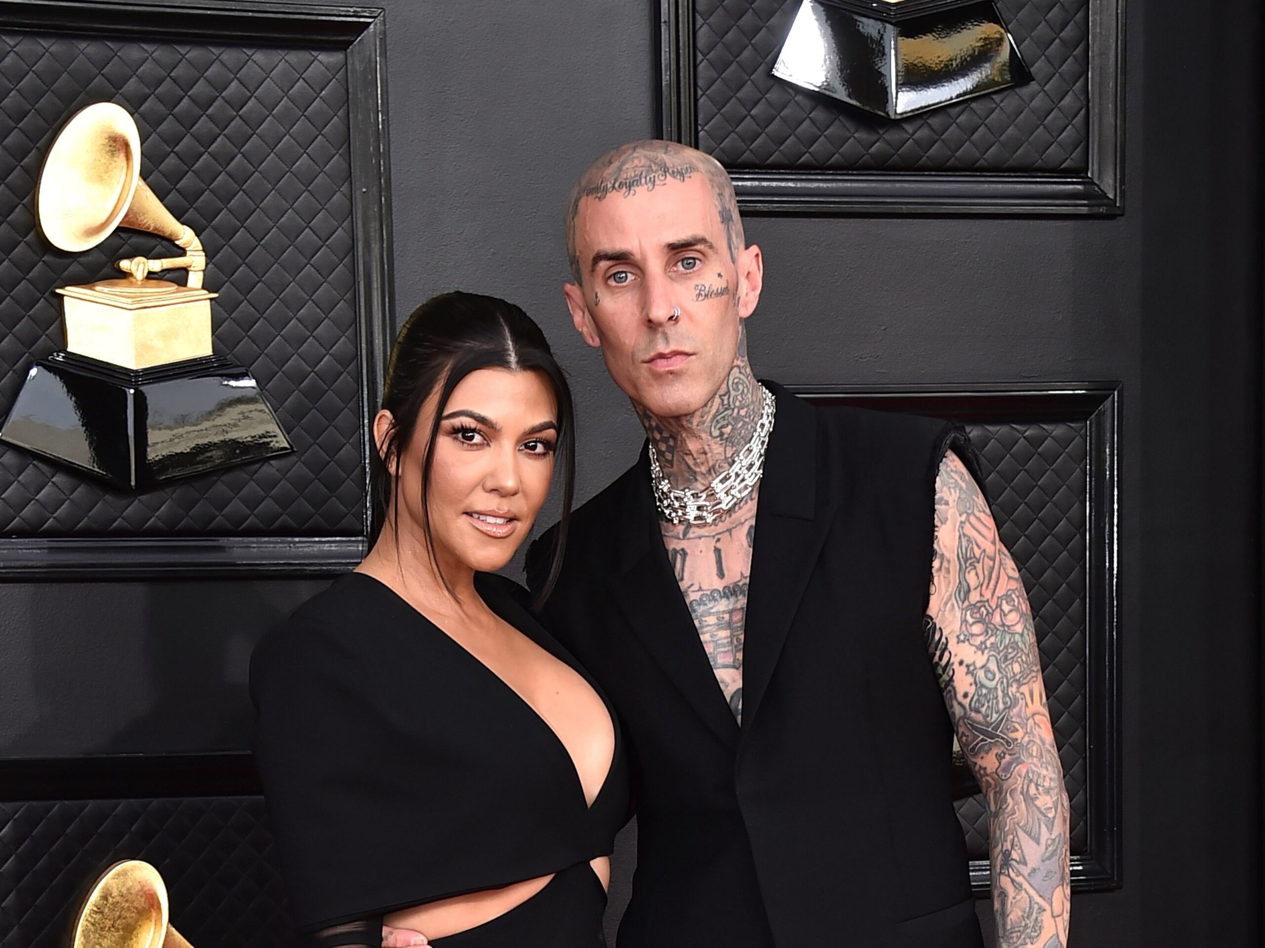 Kourtney Kardashian y Travis Barker estuvieron prresentes en la ceremonia de los premios Grammy en Las Vegas.