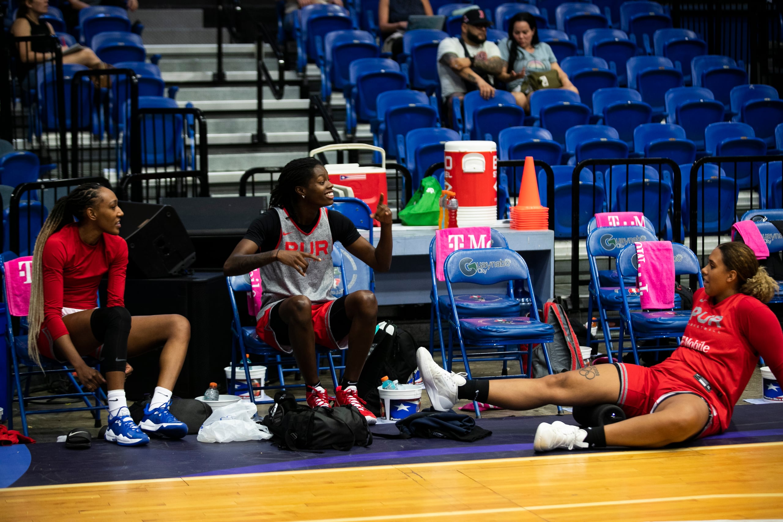 Mya Hollingshed, al centro, bromea con varias de sus compañeras de la Selección Nacional en una práctica abierta que tuvo el combinado el lunes como parte de su preparación para los Juegos Centroamericanos y del Caribe San Salvador 2022.