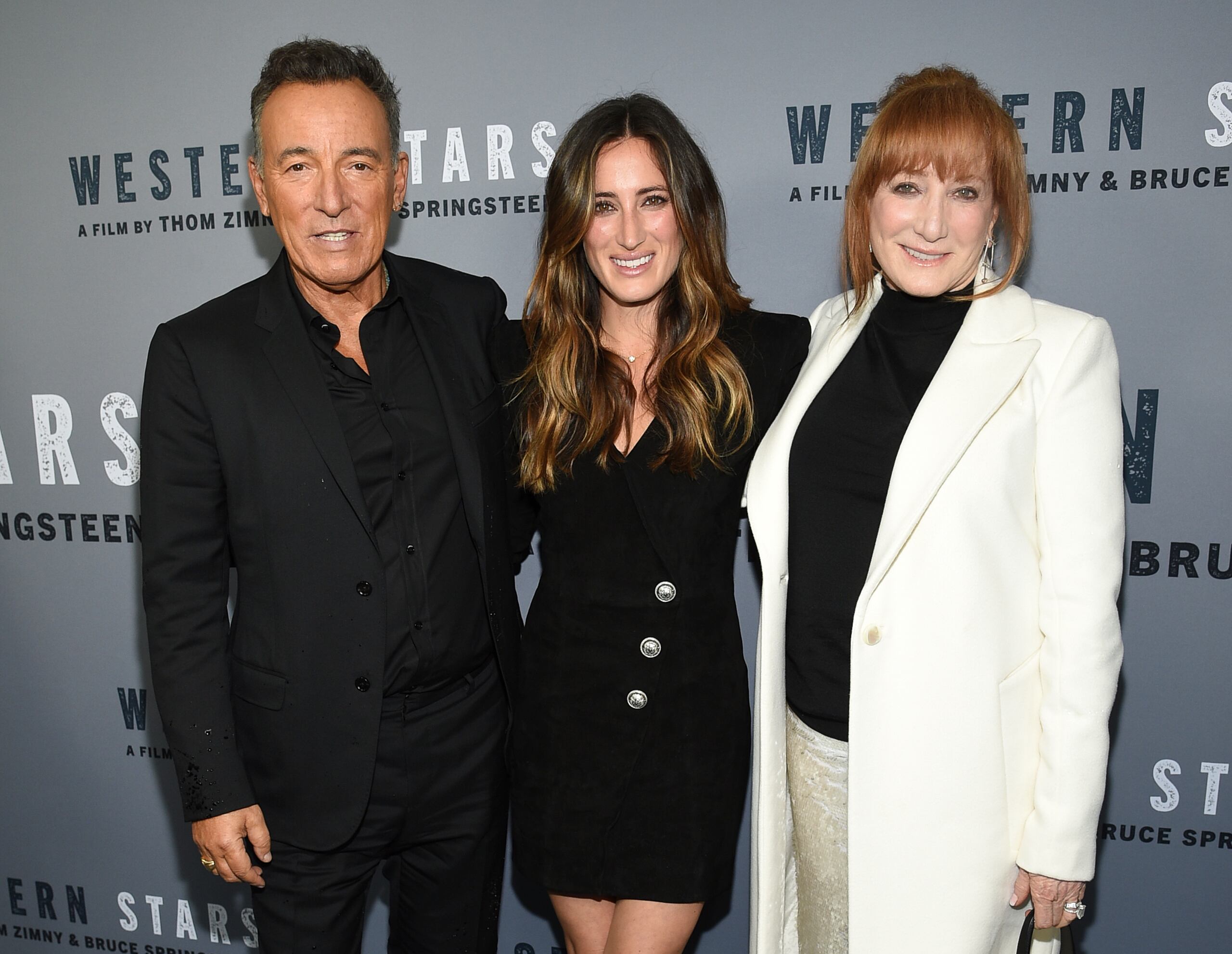 El rockero y codirector Bruce Springsteen, a la izquierda, su hija Jessica Springsteen, en el centro, y su esposa, la cantautora Patti Scialfa asisten a una función especial de "Western Stars" en Nueva York el 16 de octubre de 2019. La hija de Springsteen y Scialfa fue seleccionada como una de cuatro jinetes del equipo de salto de Estados Unidos que competirá en los Juegos Olímpicos de Tokio.