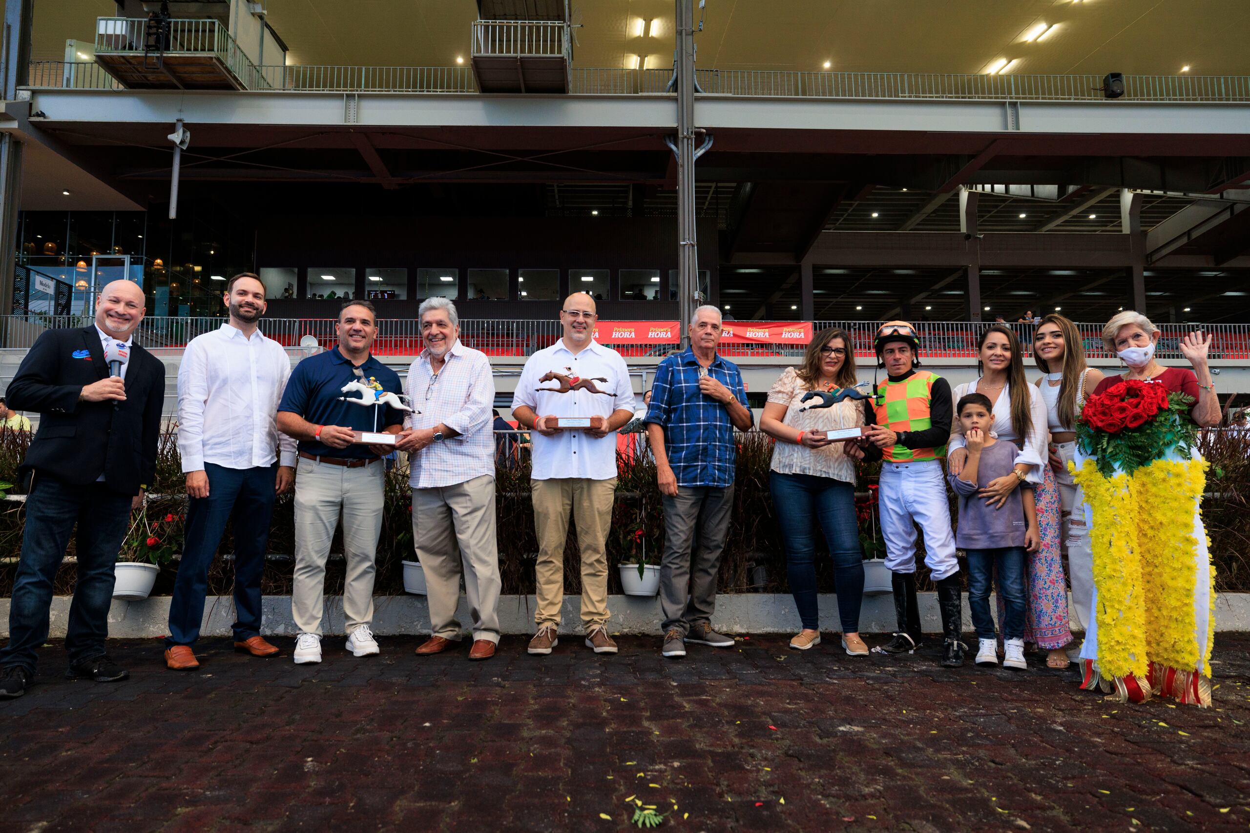 Personal de GFR Media y Primera Hora entregan los trofeos ganadores al dueño, entrenador y jinete de Don Cheo.
