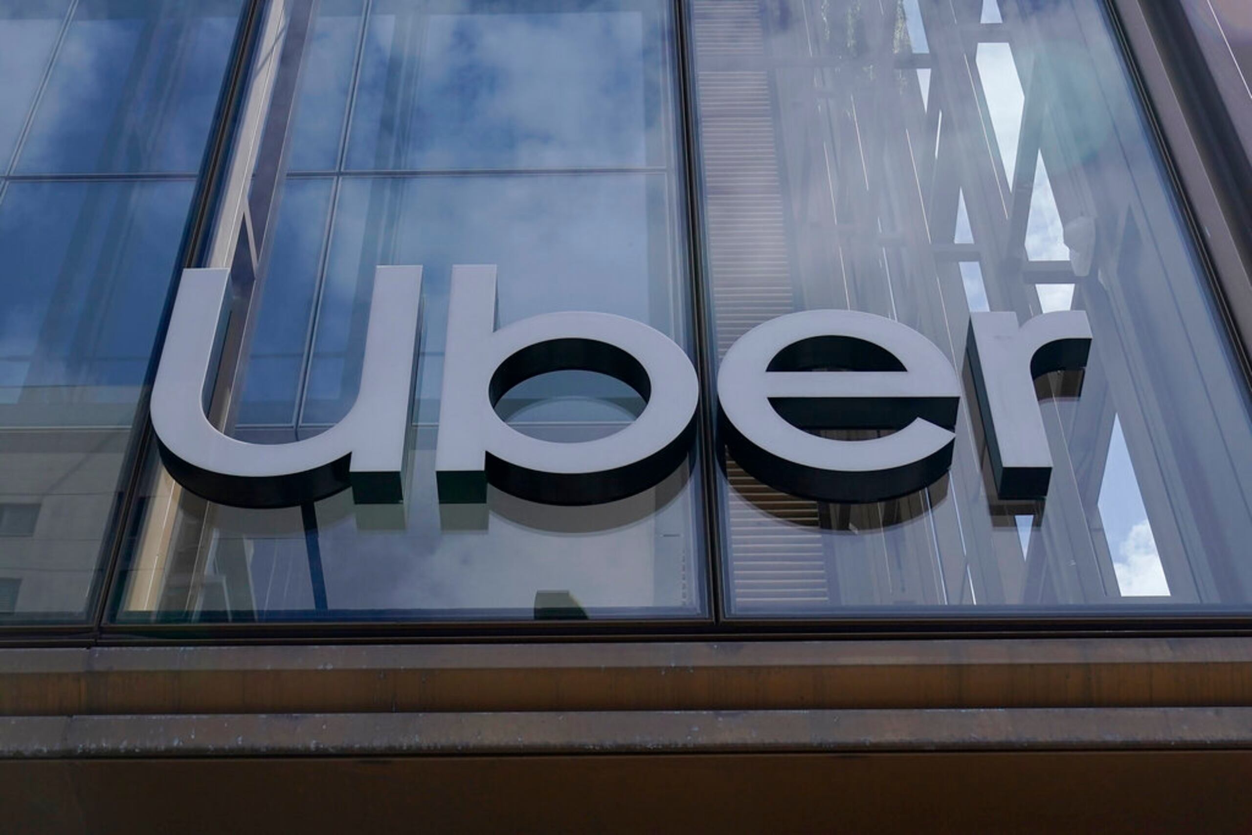 Logo de Uber en la sede de la empresa en San Francisco.