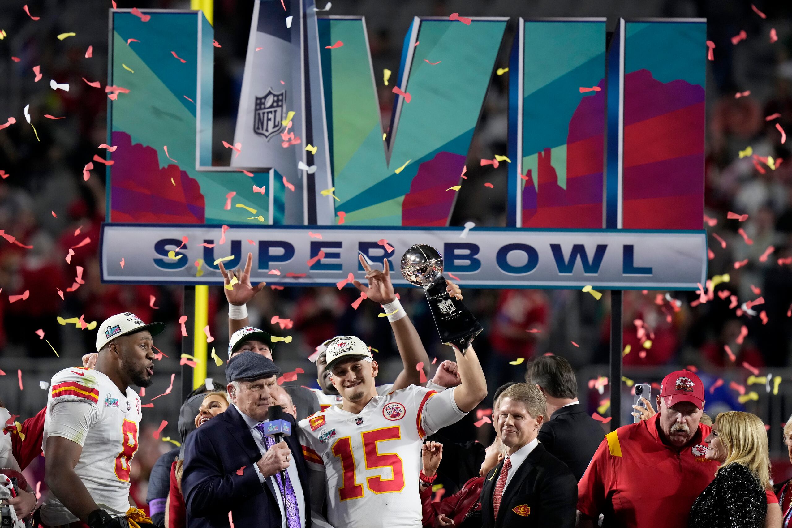 El quarterback de los Chiefs de Kansas City Patrick Mahomes sostiene el trofeo Vince Lombardi mientras habla con Terry Bradshaw tras ganar el Super Bowl 57 el domingo 12 de febrero del 2023. (AP Foto/Seth Wenig)