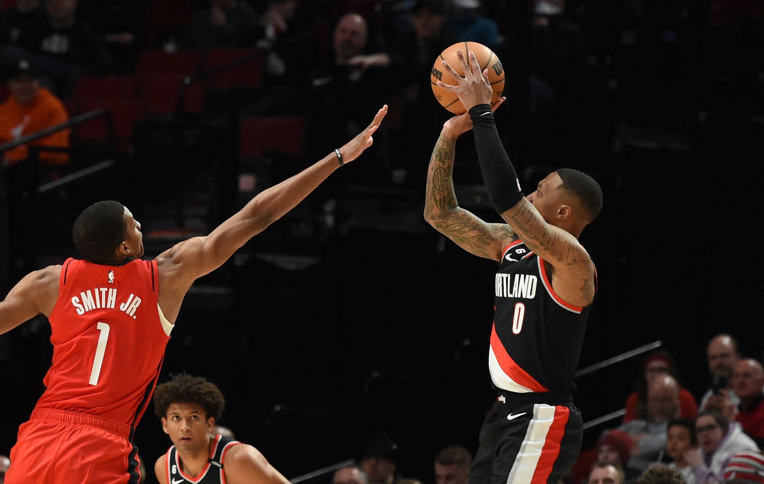 El base de los Trail Blazers de Portland, Damian Lillard, dispara por encima del alero de los Rockets de Houston Jabari Smith Jr., en la primera mitad del juego del domingo 26 de febrero de 2023, en Portland, Oregon. (AP Foto/Steve Dykes)