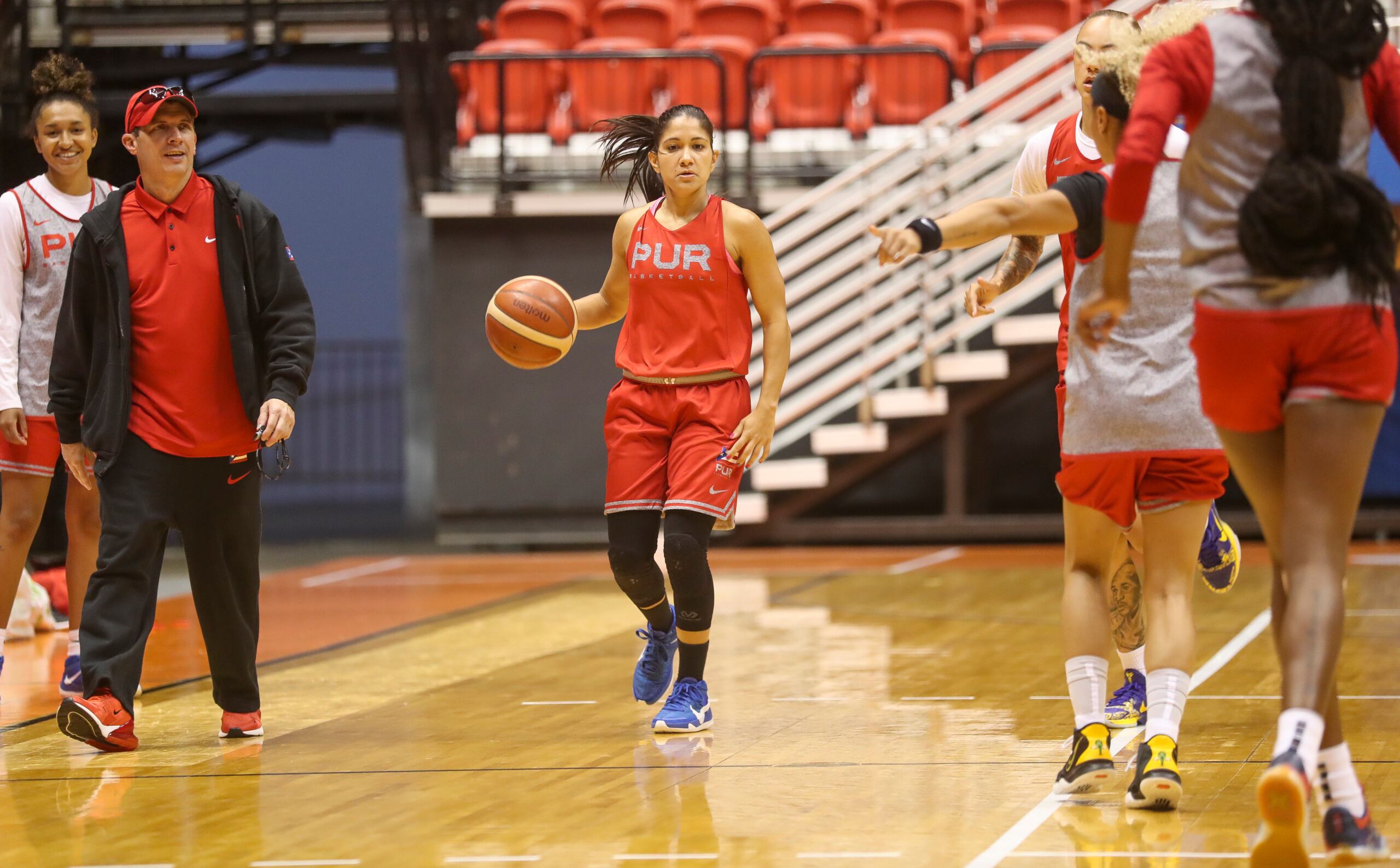 La Selección Nacional femenina se mantuvo entrenando toda la semana a pesar de sus muchos compromisos fuera de la cancha y sobretodo los de sus preparativos para viajar el domingo.