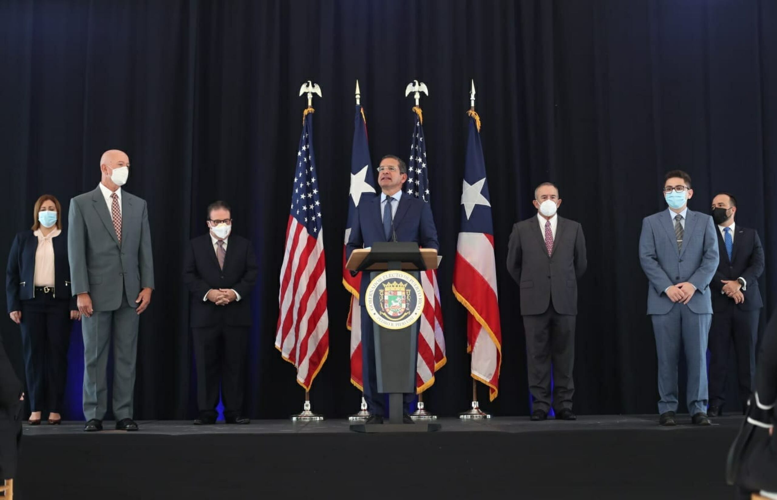 Pedro Pierluisi junto a las personas nombradas para su gabinete constitucional.