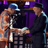 Residente tiembla de emoción al entregarle premio a Rubén Blades en los Latin Grammy