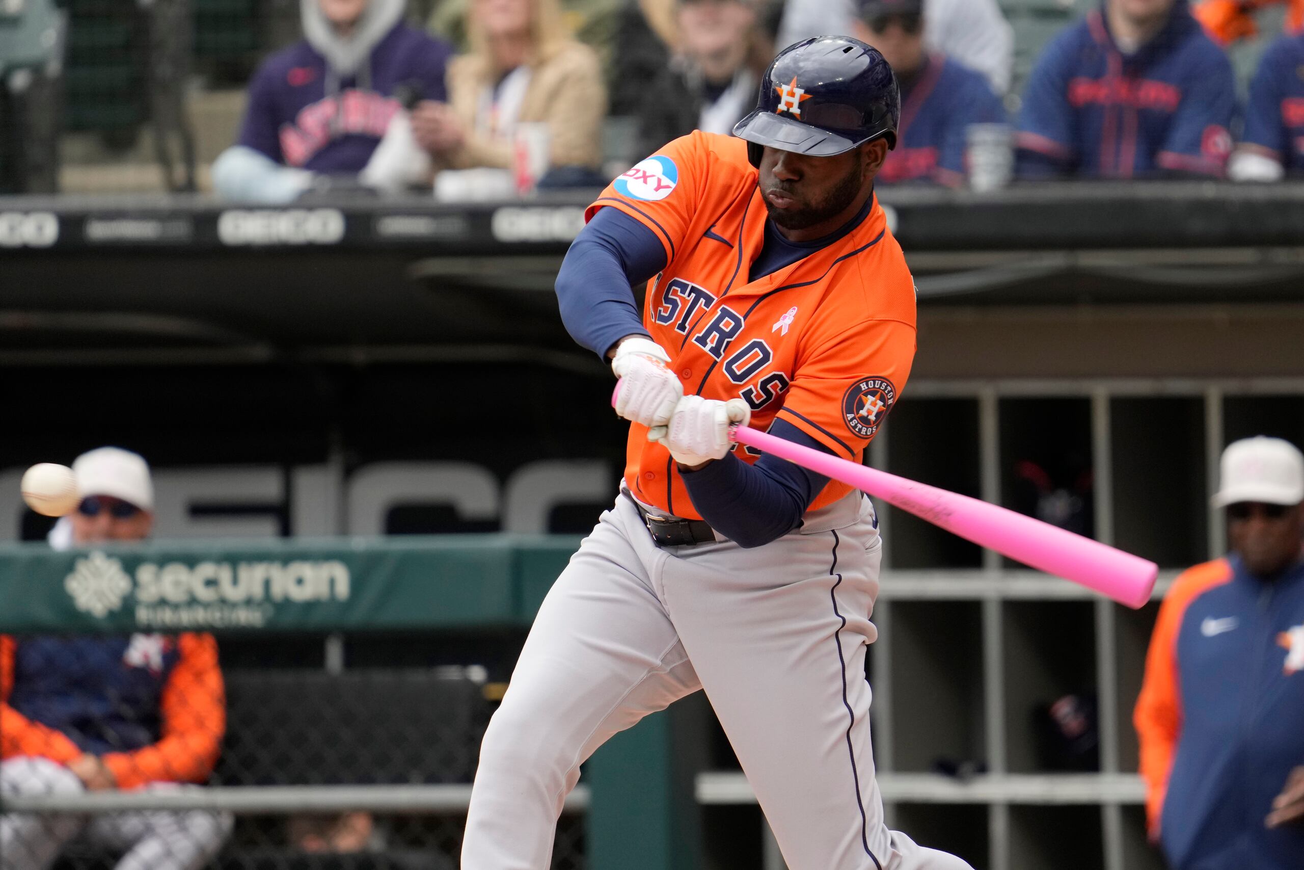 Yordan Álvarez, de los Astros de Houston, pega un hit ante los White Sox, en Chicago, el domingo 14 de mayo de 2023. (AP Foto/Nam Y. Huh)