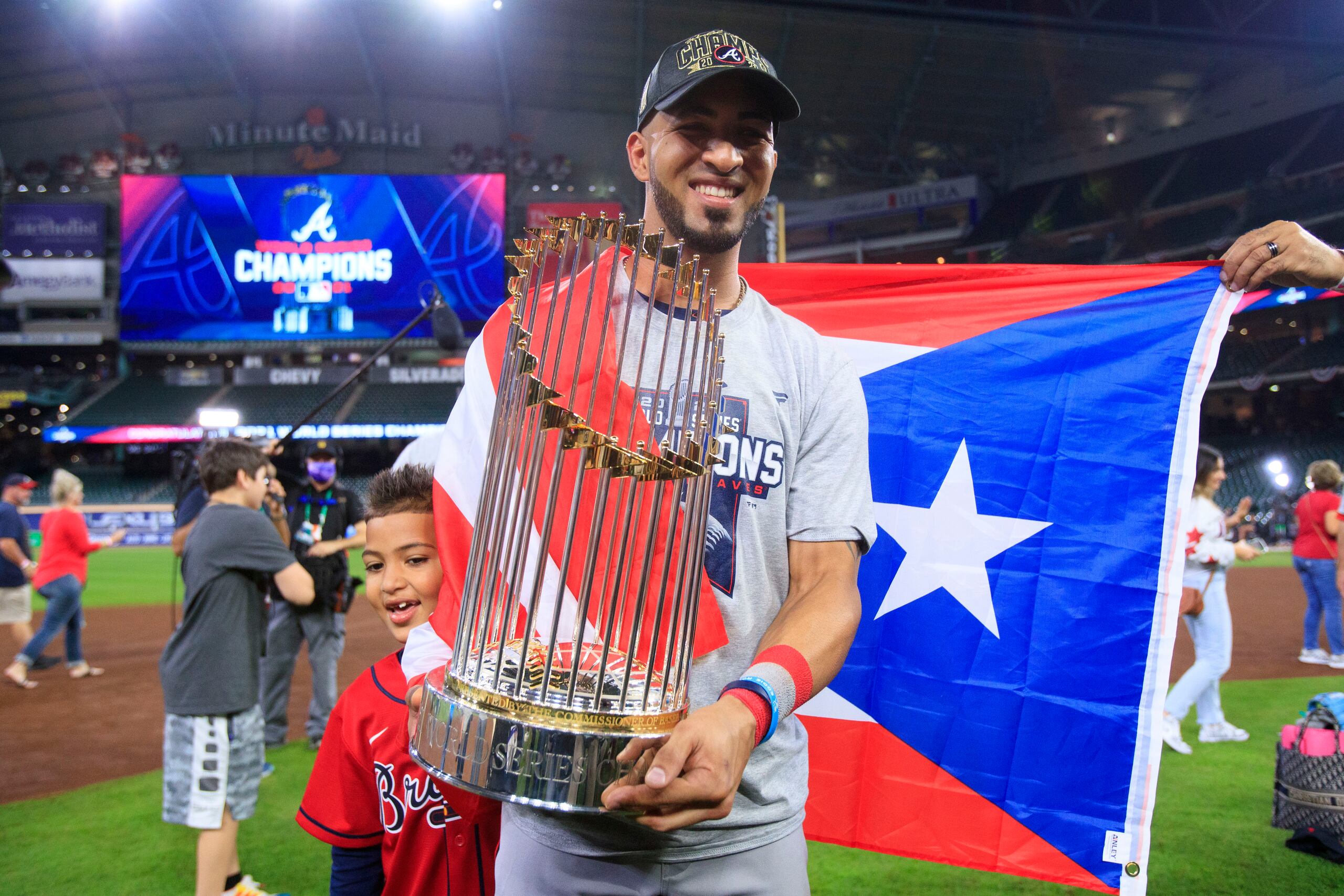 Eddie Rosario tiene un anillo de Serie Mundial y un trofeo de MVP en Serie de Campeonato.