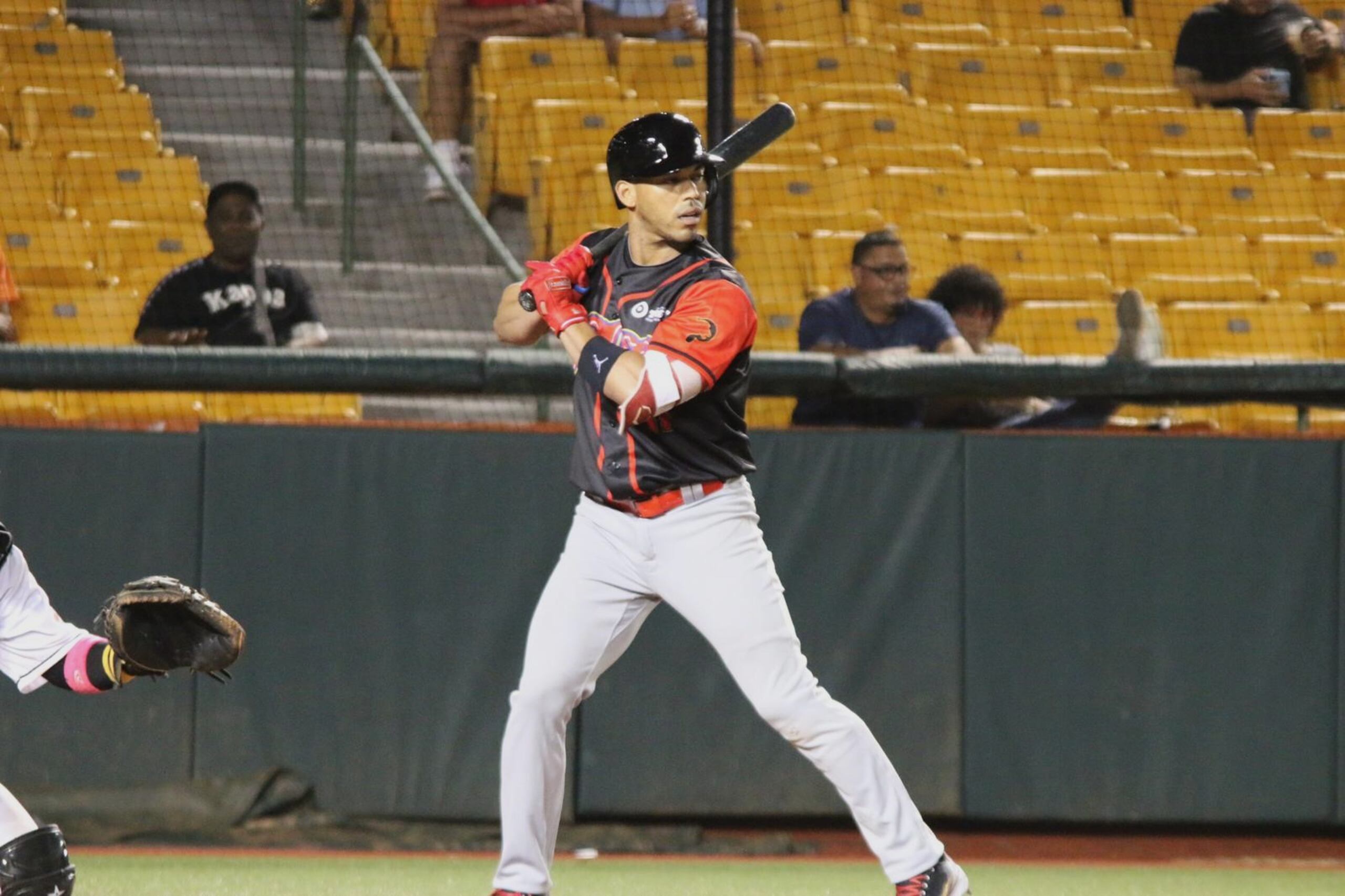 El veterano Iván de Jesús Jr., de los Leones de Ponce, conectó un triple productor de dos carreras el viernes ante los Gigantes.