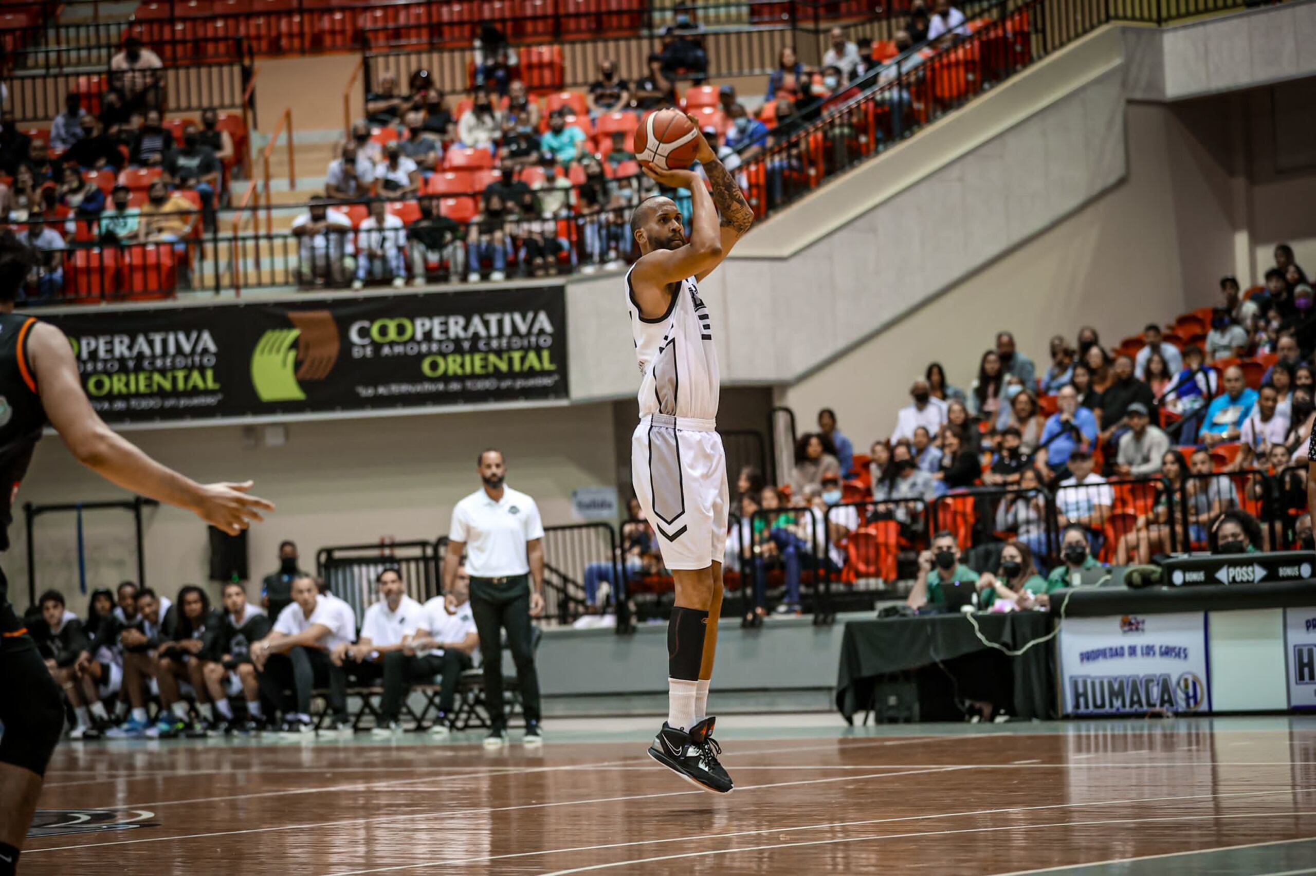 Ricky Sánchez, de los Grises de Humacao, toma un intento durante el partido ante los Atléticos. (BSN)