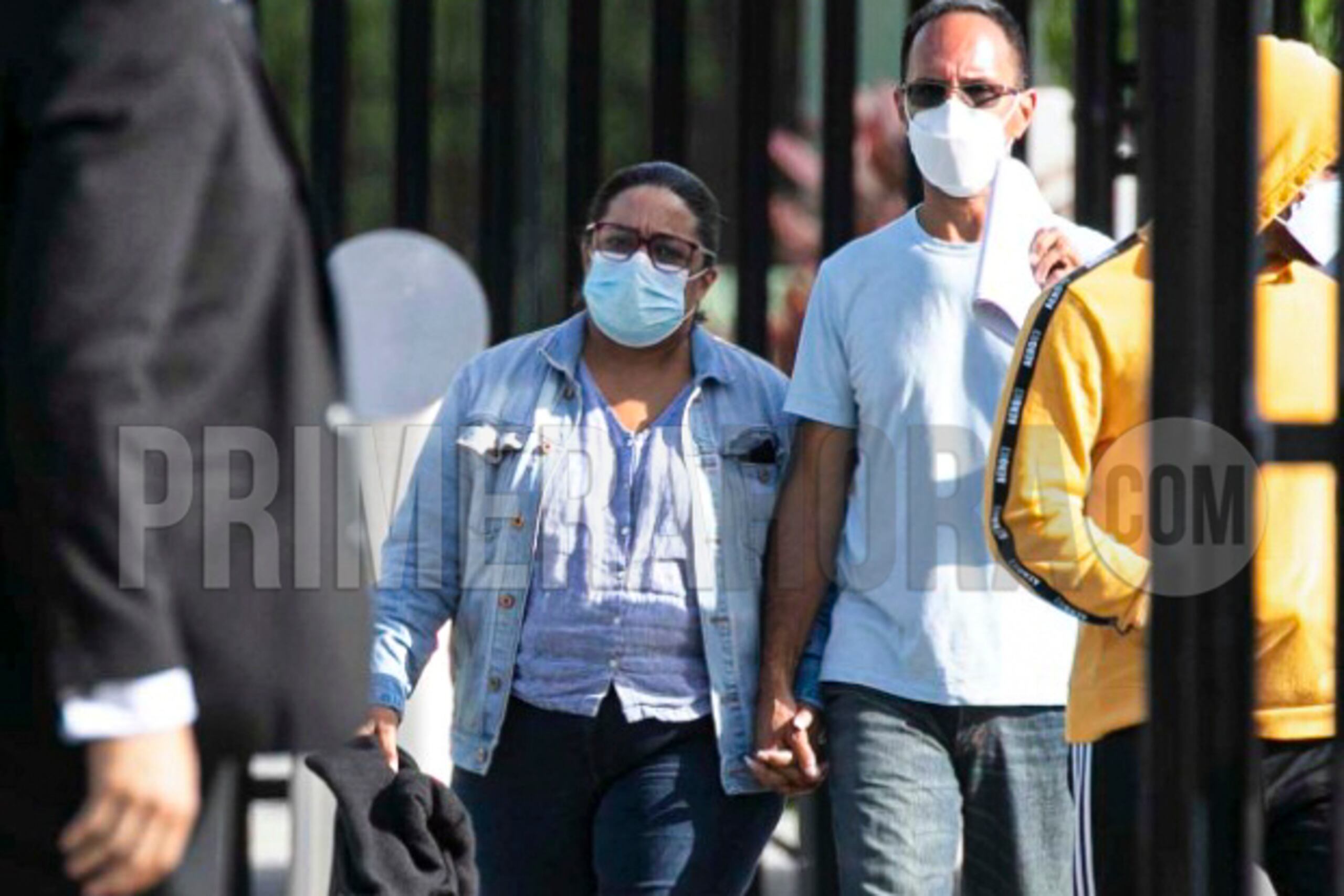 María Milagros “Tata” Charbonier a su salida del Tribunal Federal, junto a su esposo Orlando Montes y su hijo Orlando Gabriel Montes Charbonier.