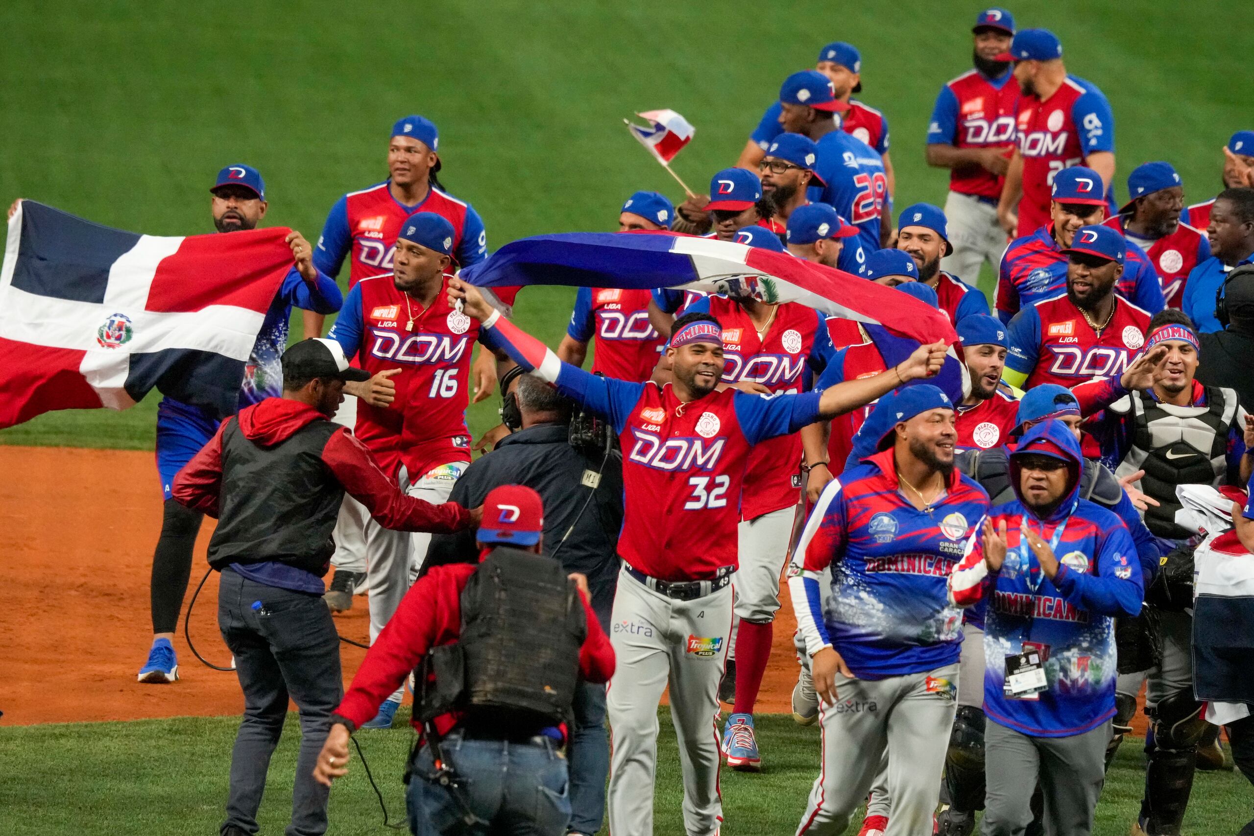 Los jugadores de República Dominicana celebran la victoria de su equipo por 3-0 sobre Venezuela al final de su último partido de béisbol de la Serie del Caribe, en Caracas, Venezuela, el viernes 10 de febrero de 2023. (Foto AP/Fernando Llano)