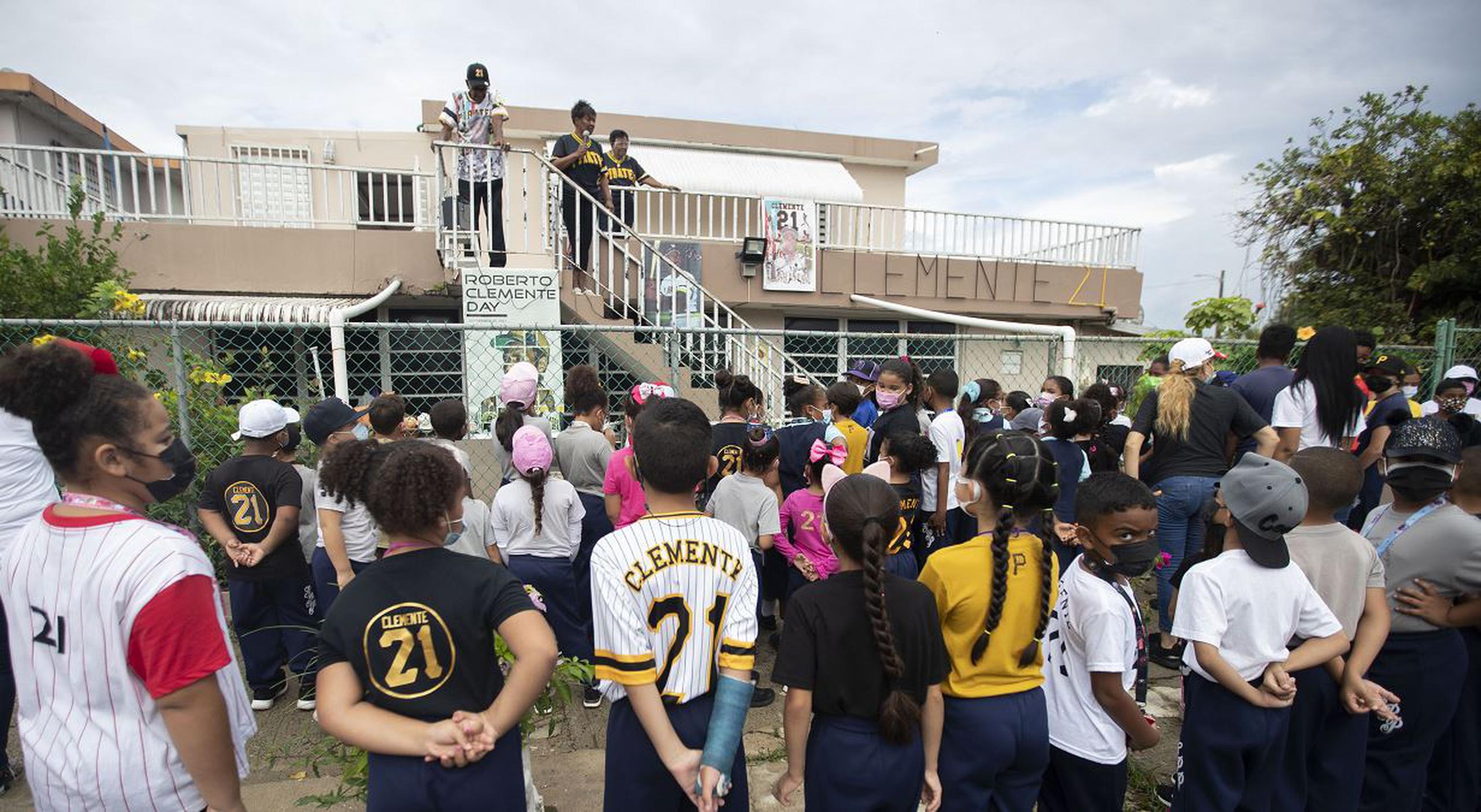Estudiantes celebran el Día de Roberto Clemente junto a Matino Clemente -  Primera Hora