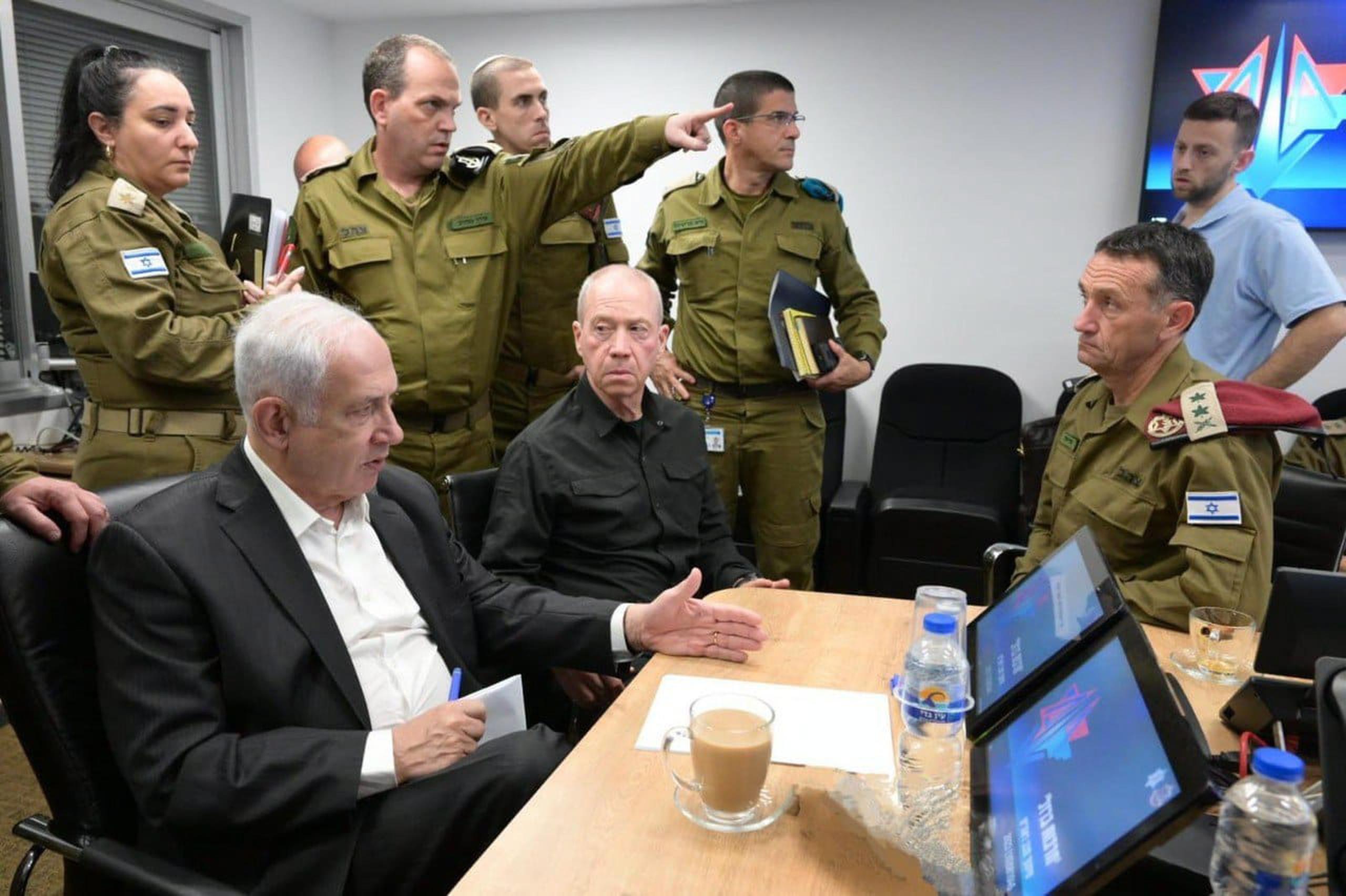 El primer ministro de Israel, Benjamín Netanyahu, advirtió este miércoles que "cada miembro de Hamás es hombre muerto", al anunciar un Gobierno de emergencia con el líder de la oposición y ex ministro de Defensa Benny Gantz.