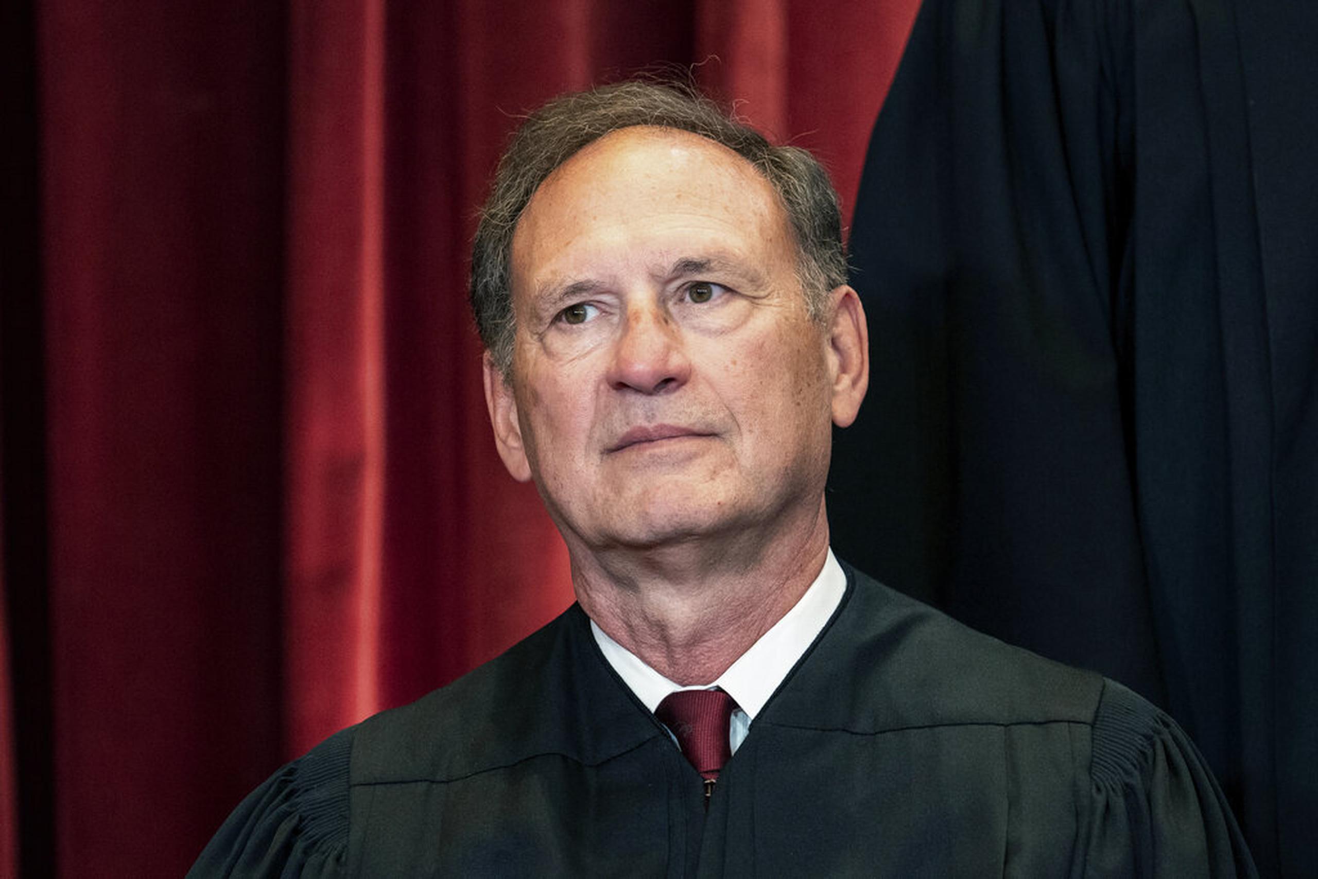 El juez asociado Samuel Alito se sienta durante una foto grupal en el Tribunal Supremo de Estados Unidos el 23 de abril de 2021.