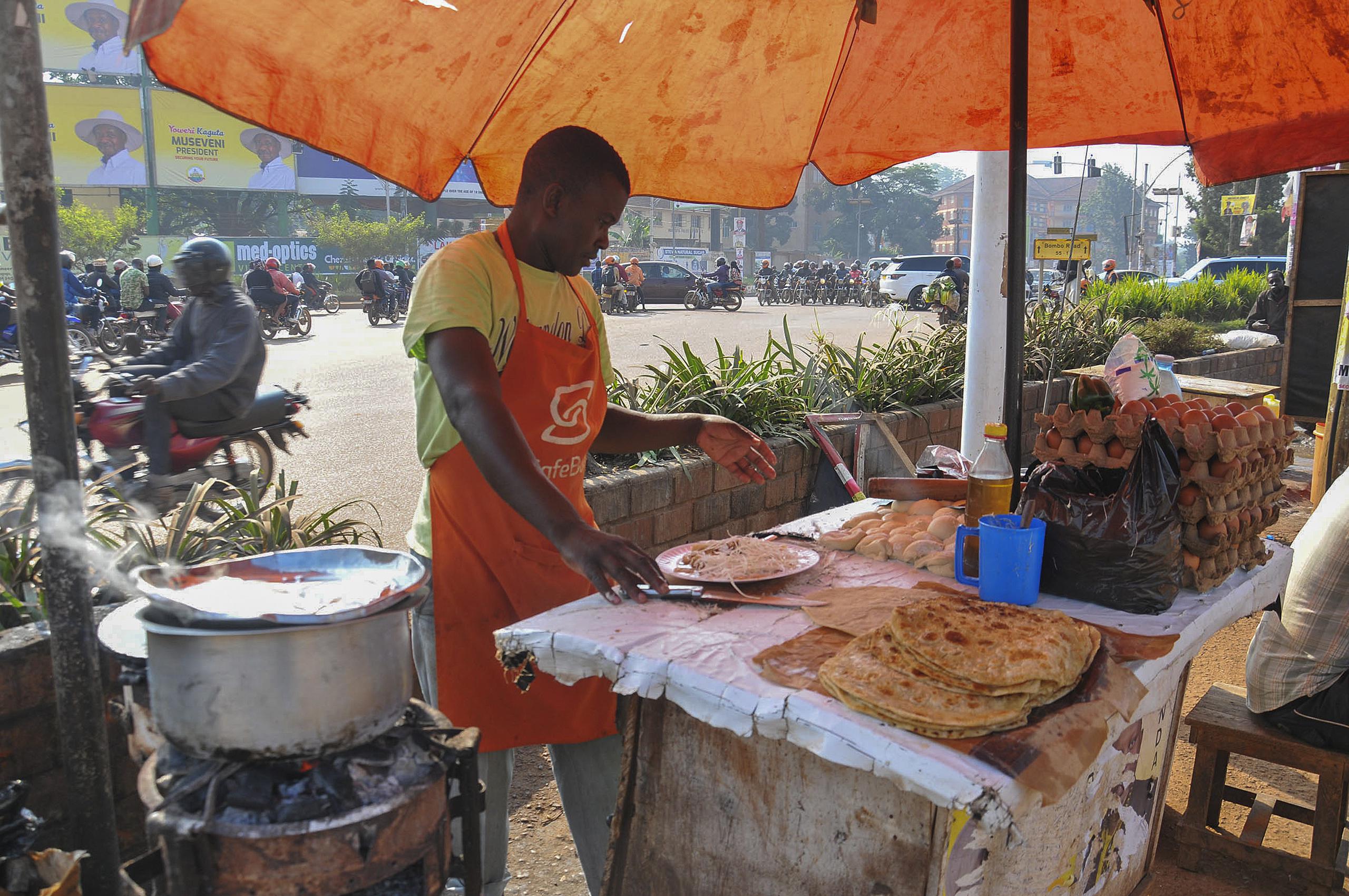 Un vendedor de chapati en la capital ugandesa, Kampala. 
