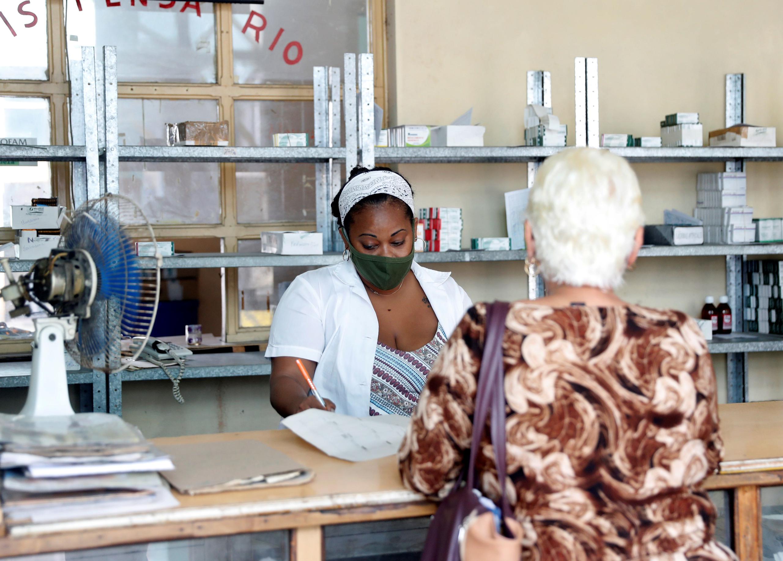 Una mujer compra medicamentos en una farmacia el 28 de junio de 2021, en La Habana (Cuba).  EFE/ Yander Zamora