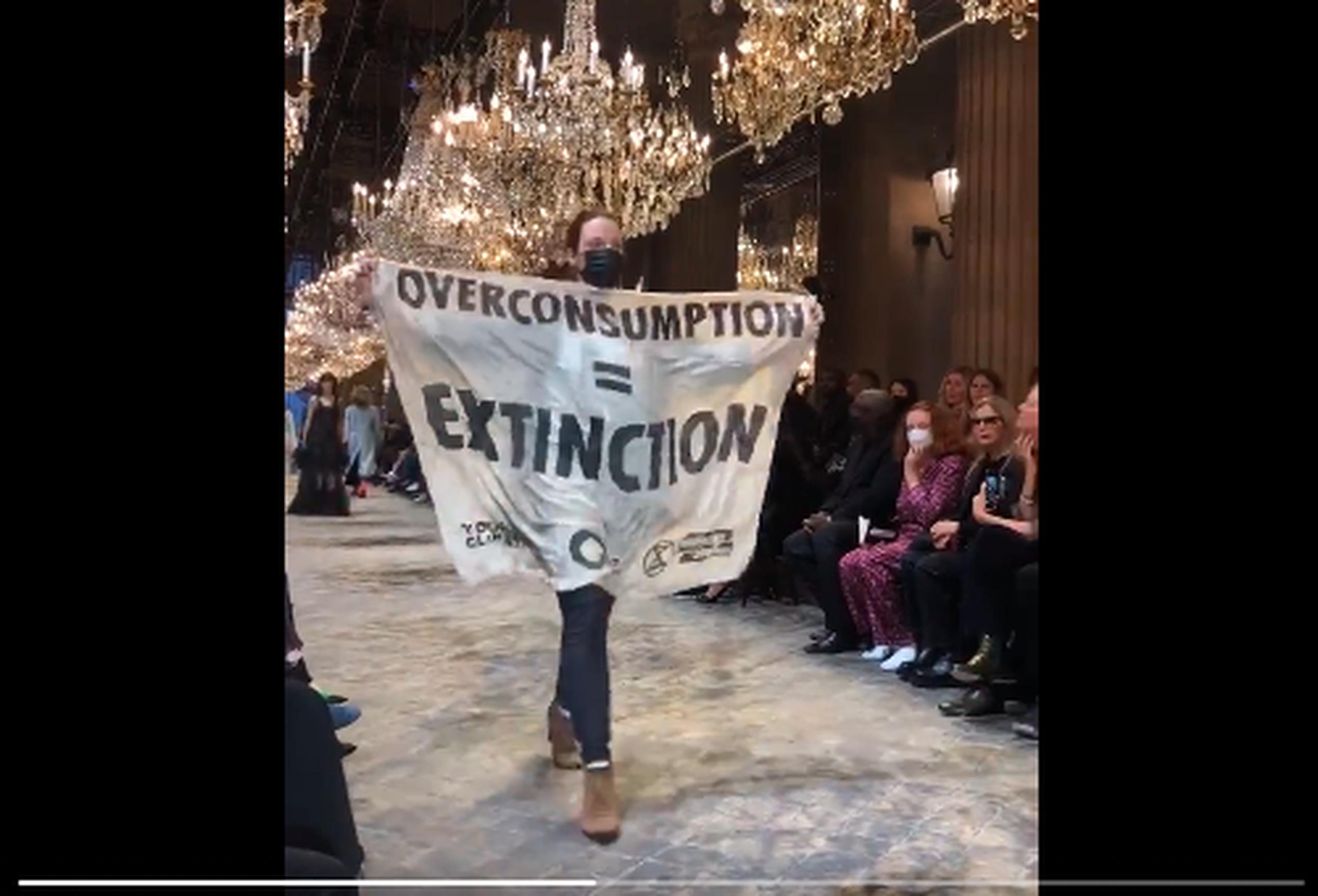 Activista irrumpe en desfile de Louis Vuitton y sorprende entre