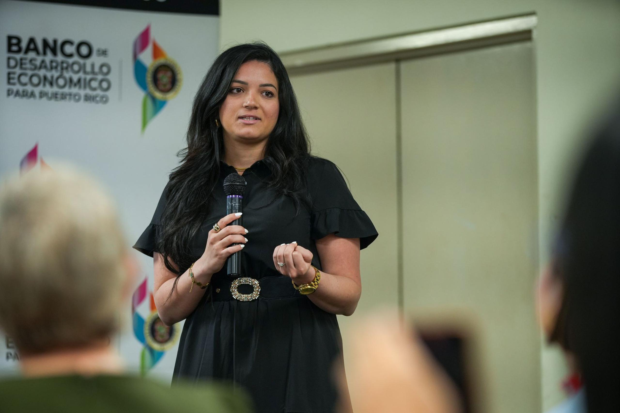 Paola Carvajal, quien participó de la conferencia de presa, es una joven emprendedora que cuenta ya con su propia empresa de dispositivos médicos.