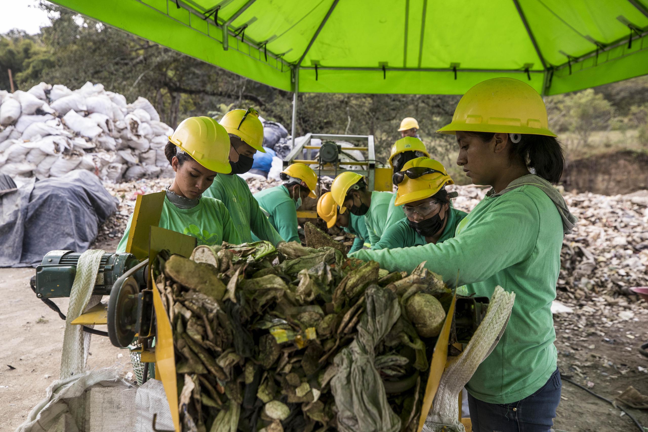 Trabajadores del proyecto social denominado Biosferagt, separan el plástico recolectado en el cauce del río Las Vacas, el 11 de enero de 2023, en Chinautla (Guatemala). EFE/Esteban Biba
