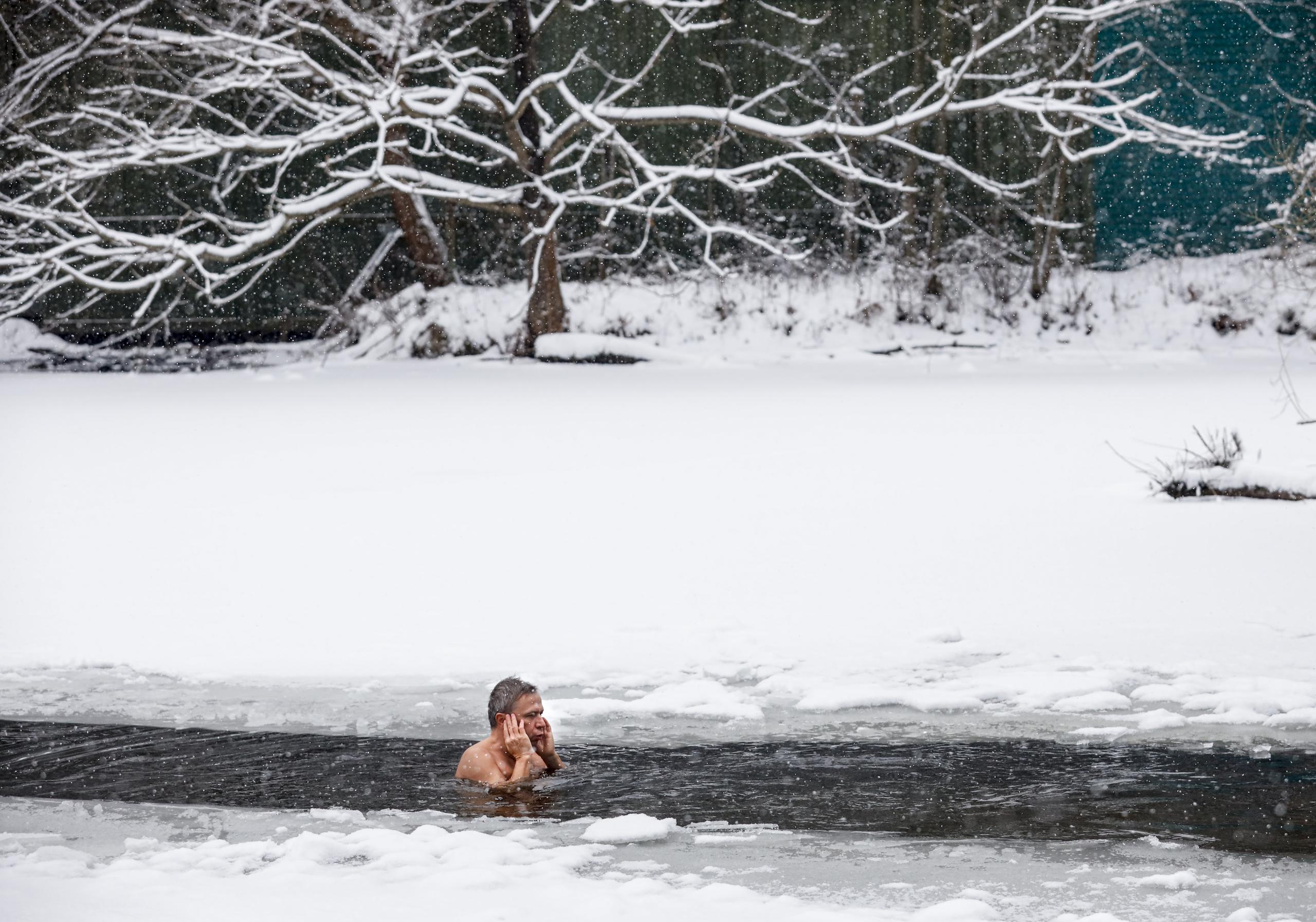 Un hombre nada en agua helada en el parque de Serebryany Bor, en Moscú. (AP)