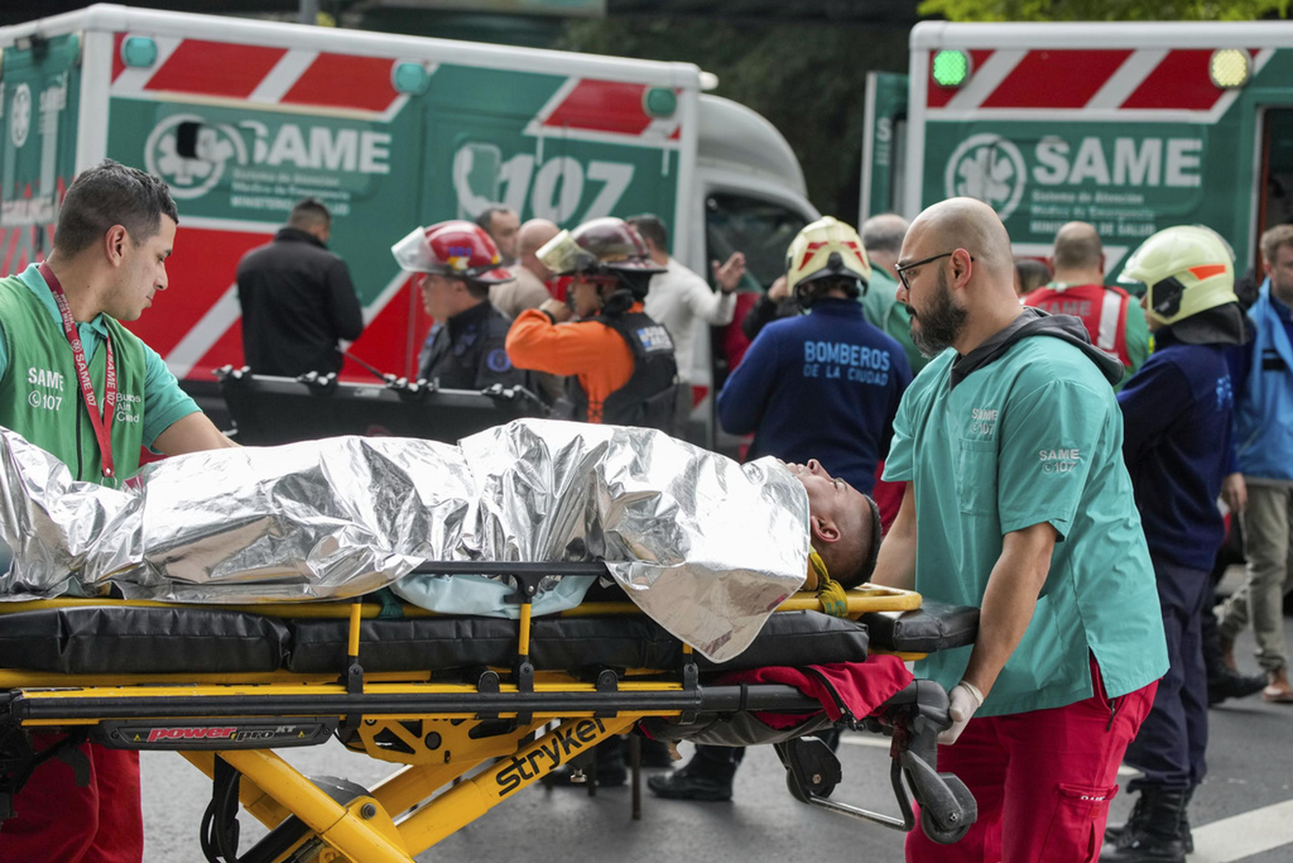 Los paramédicos transportan a viajeros heridos después de que dos trenes chocaran en Buenos Aires, Argentina, el 10 de mayo de 2024.