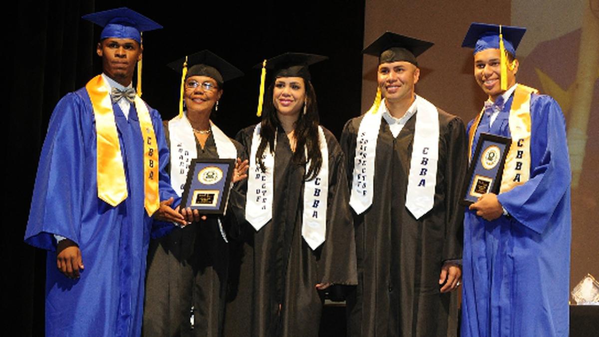 Estudiantes celebran el Día de Roberto Clemente junto a Matino