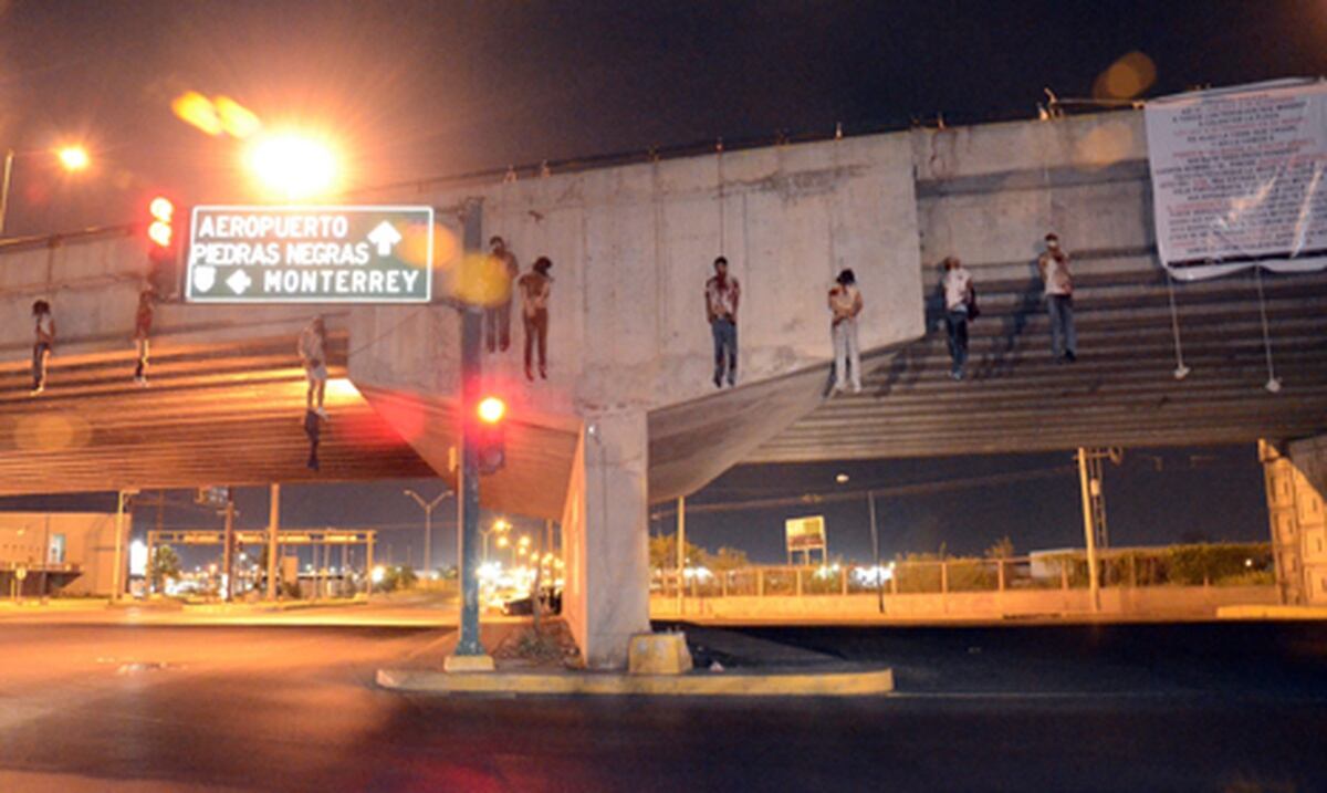 Hallan cadáveres colgados de un puente en México Primera Hora