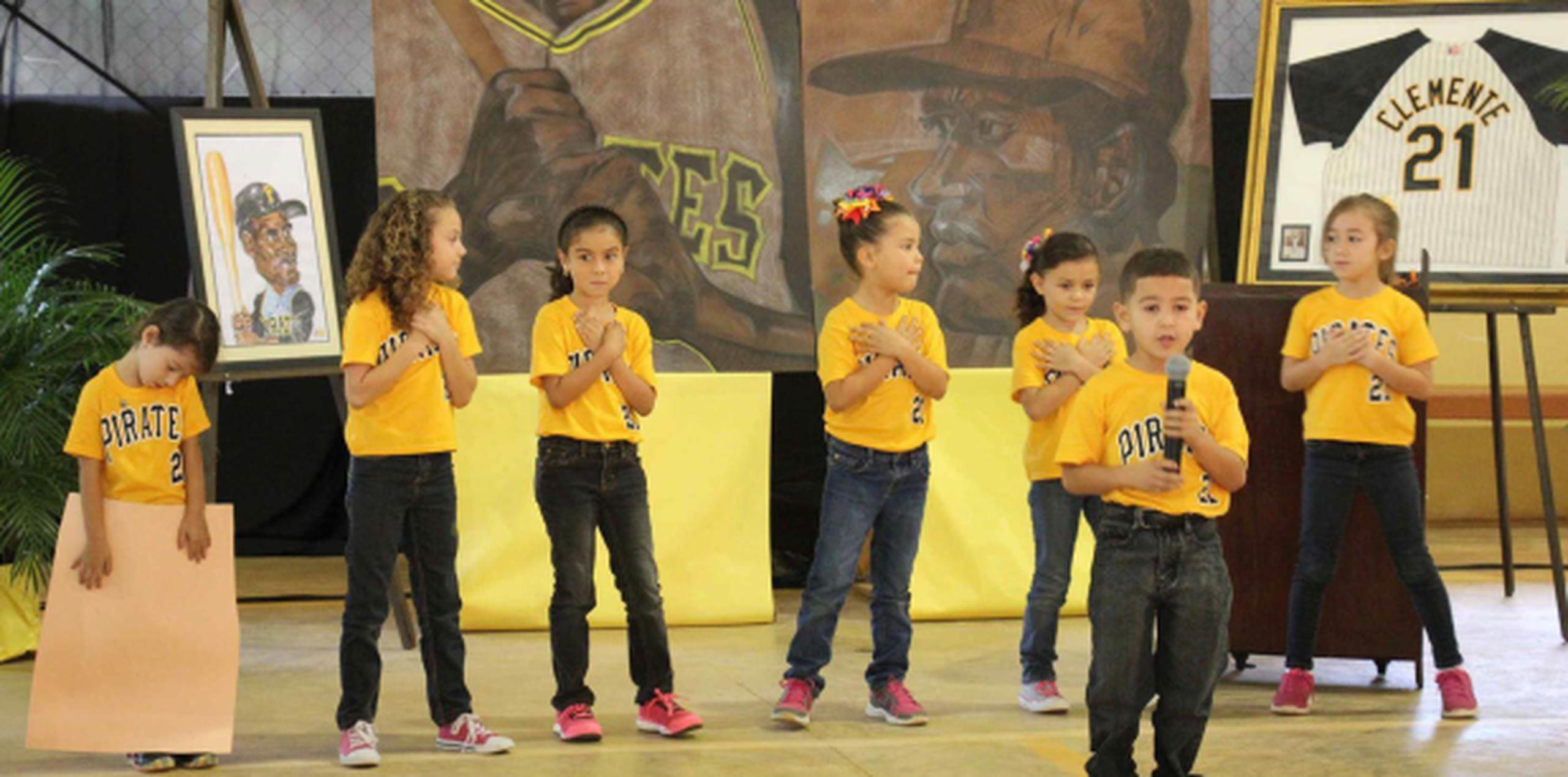 Estudiantes celebran el Día de Roberto Clemente junto a Matino Clemente -  Primera Hora