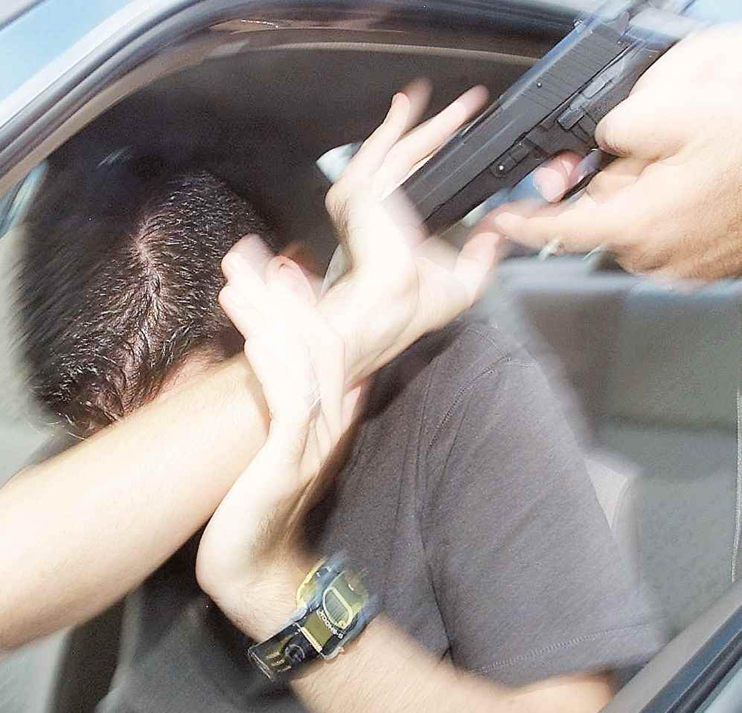 La víctima de carjacking estaba detenido en un semáforo cuando dos individuos le apuntaron con un arma de fuego. (Archivo GFR Media)
