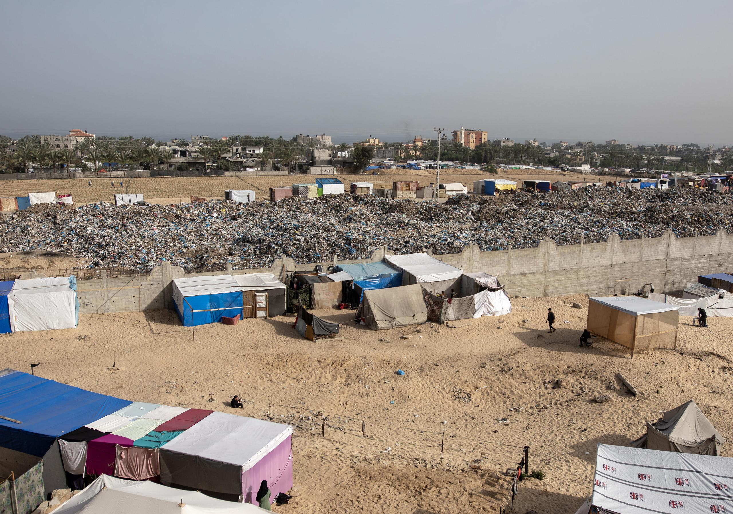 Desplazados palestinos viven en tiendas de campaña  montadas junto a montañas de basura cerca de Jan Yunis, al sur de Gaza. (EFE/EPA/HAITHAM IMAD ATTENTION: This Image is part of a PHOTO SET)