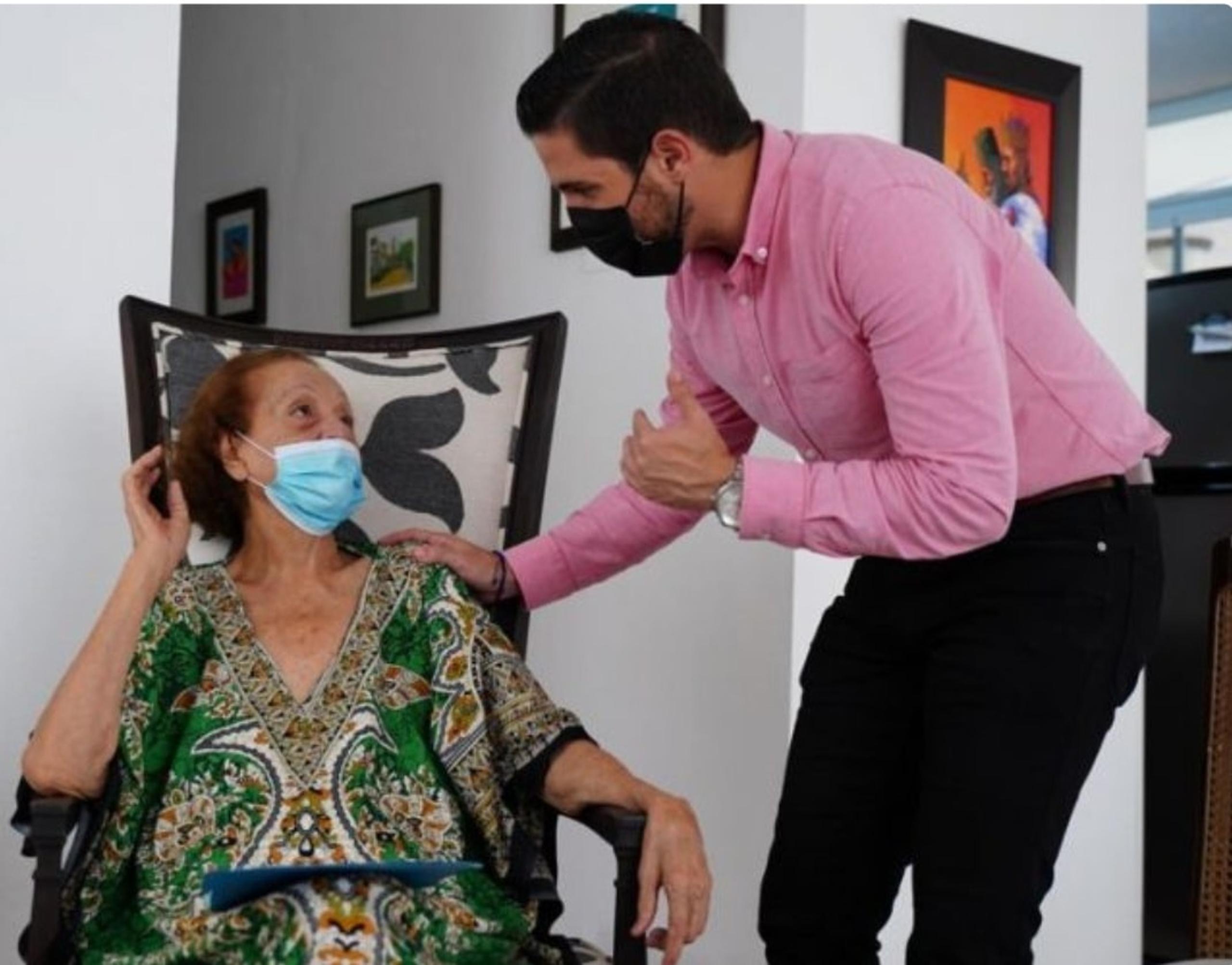 En la foto, el alcalde de San Germán, Virgilio Olivera Olivera, conversa con Luz Celenia Tirado, quien fue homenajeada por el municipio en el 2021.